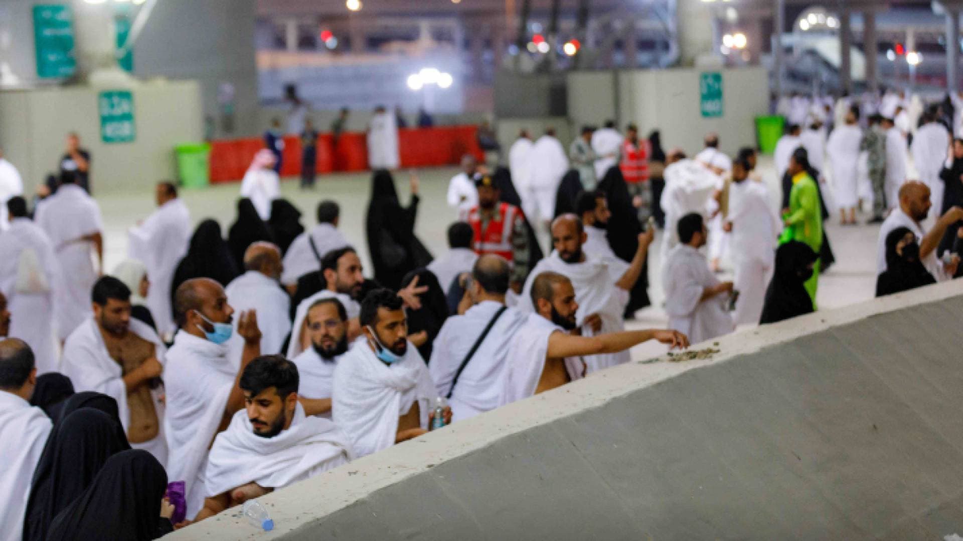 حجاج بيت الله الحرام يرمون الجمرات في أول أيام التشريق - فيديو