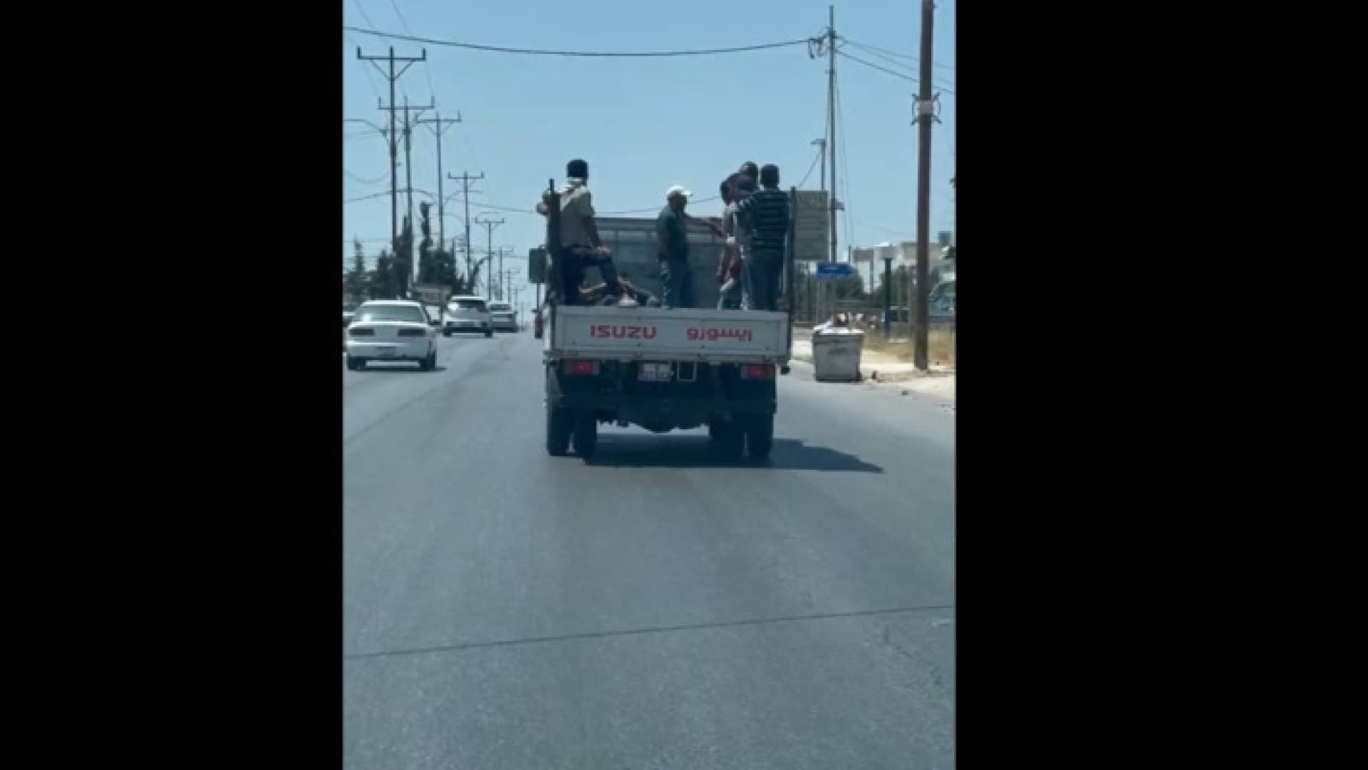 "رؤيا" ترصد مخالفة تحميل عمال في صندوق مركبة حكومية في إربد