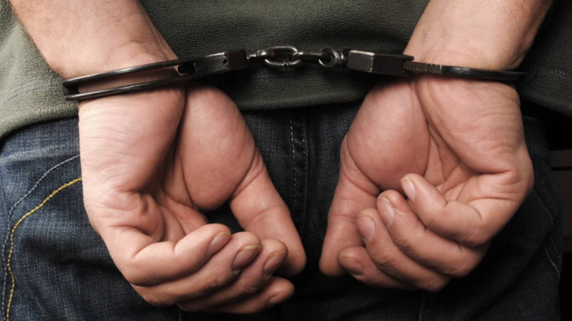 توقيف شخص بتهمة خطف آخر وتصويره عاريا في الرمثا