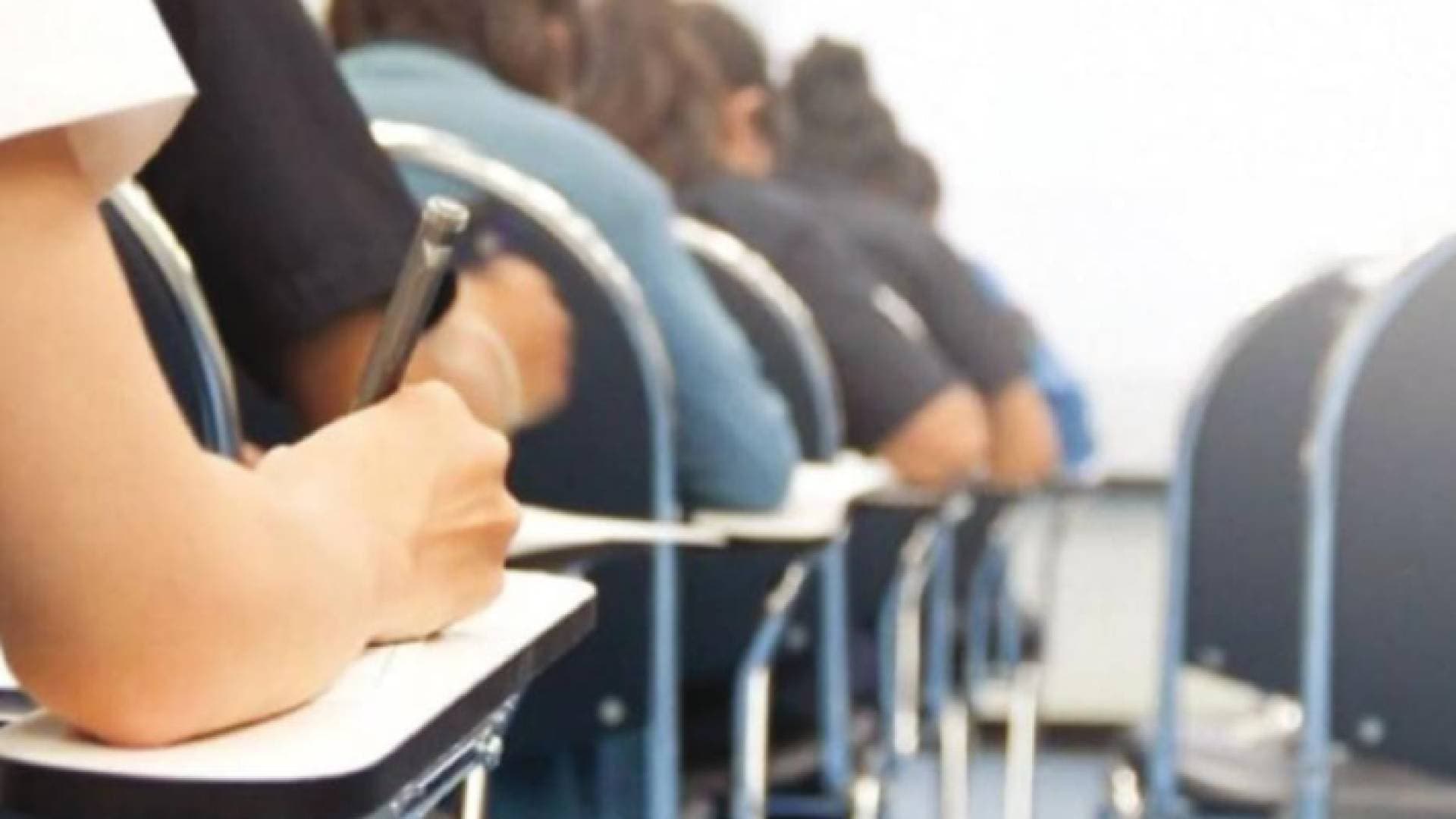 طلبة توجيهي يشكون من ضيق وقت امتحان الرياضيات الخميس - فيديو