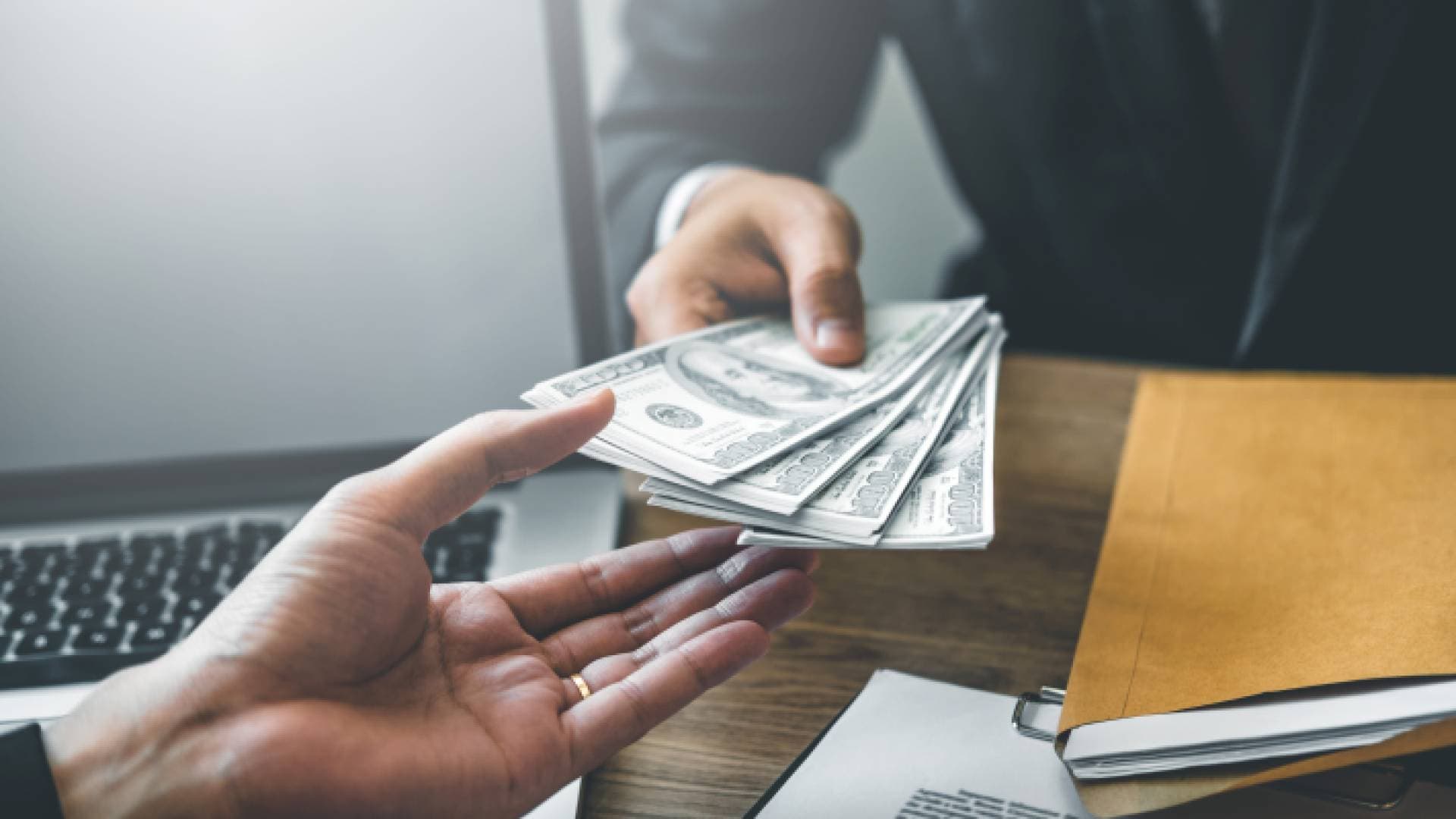 كيف تساهم مقصلة الفوائد في تحويل أموال الأردنيين للخارج؟