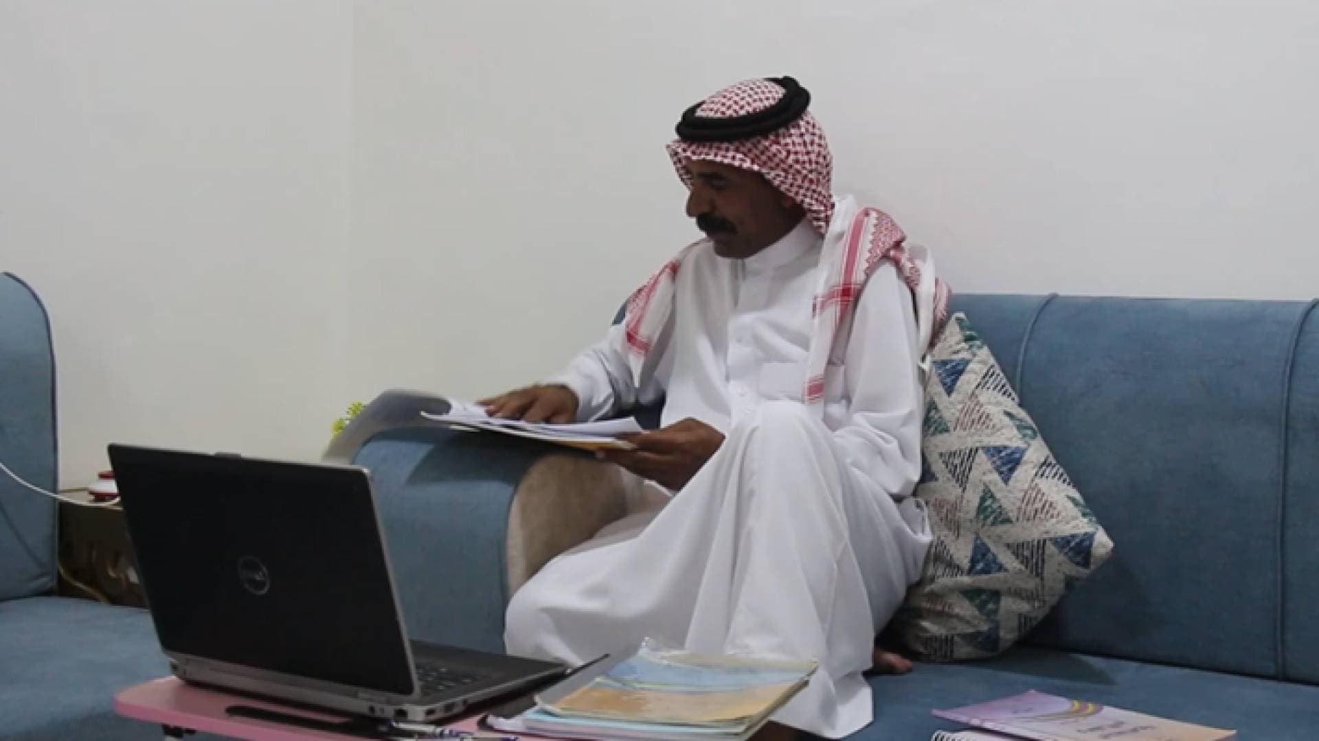 طموح بلا حدود.. خمسيني يؤدي امتحانات التوجيهي برفقة توأمه -فيديو