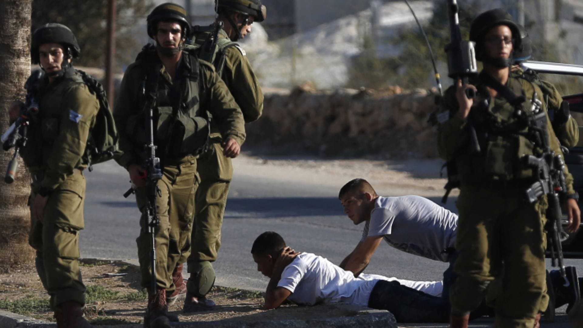 الاحتلال يعتقل ١١ فلسطينيا بالضفة والقدس ويستولي على مركبتين بالأغوار