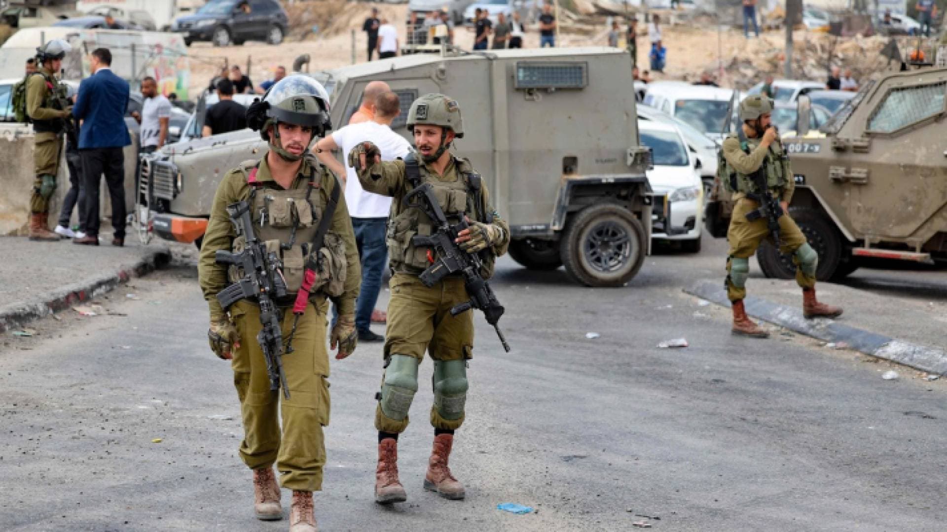 الاحتلال يغلق البوابة الحديدية في الأغوار الشمالية ويعتقل ١٩ فلسطينيا