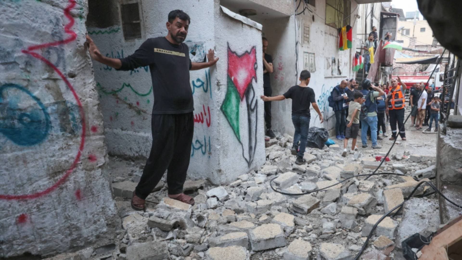 فلسطينيون يتفقدون ما حل بمخيم بلاطة عقب اقتحام الاحتلال - صور