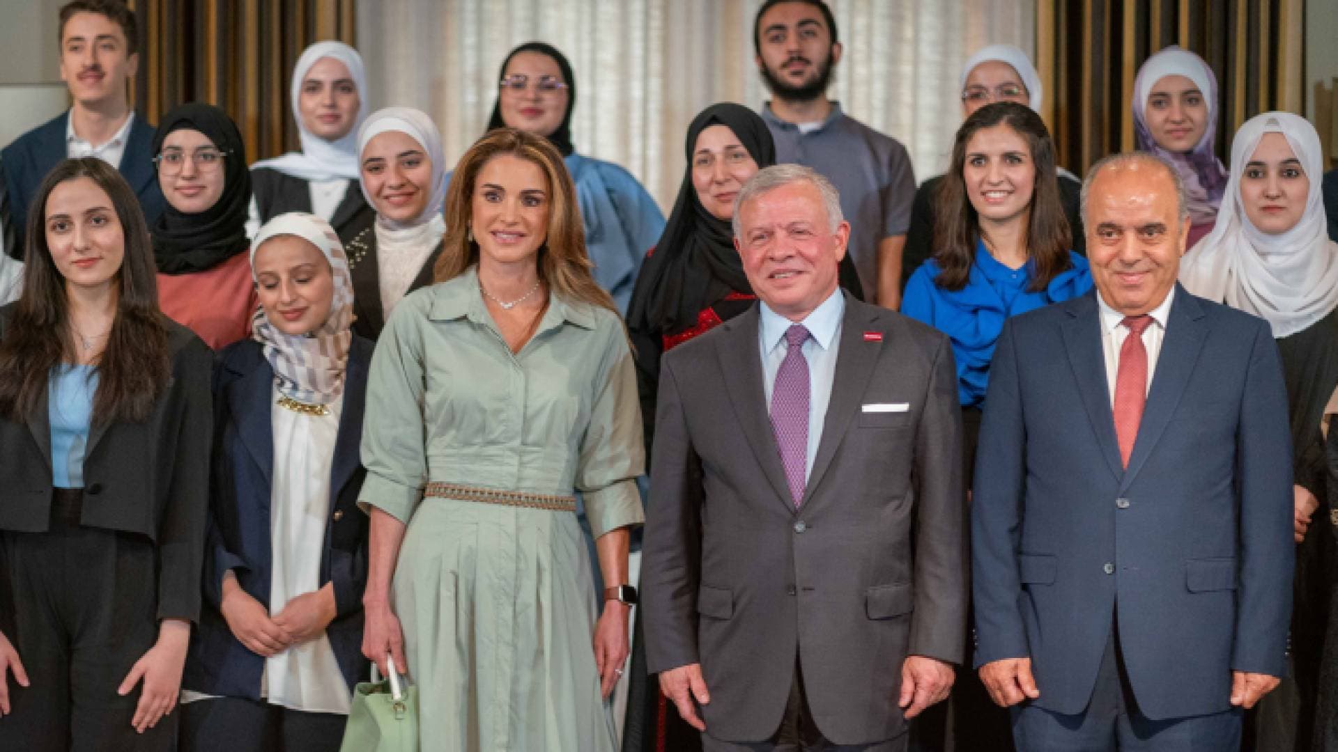 الملك والملكة يكرمان أوائل الثانوية العامة - صور وفيديو