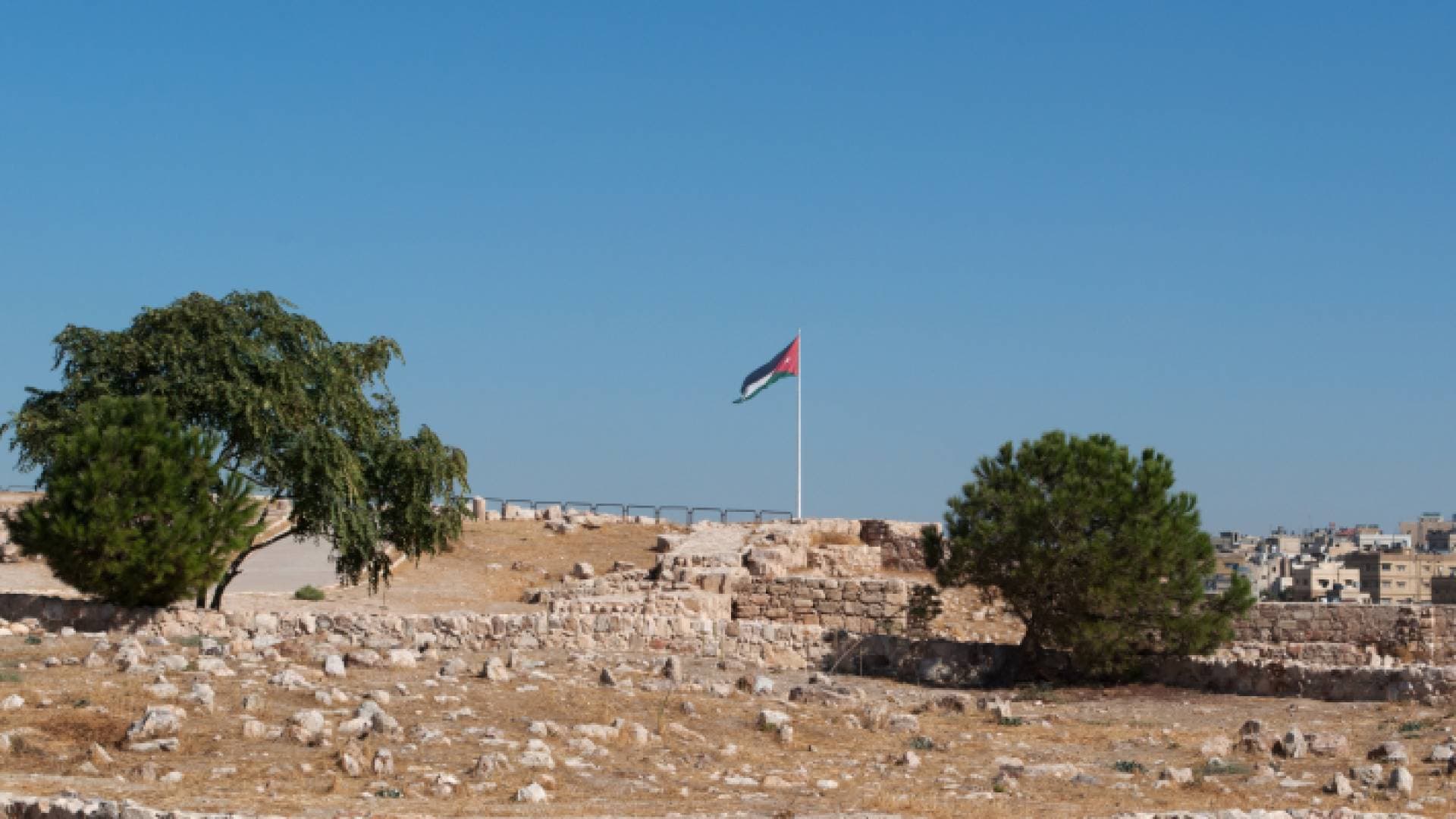طقس مشمس ومائل للبرودة في الأردن السبت