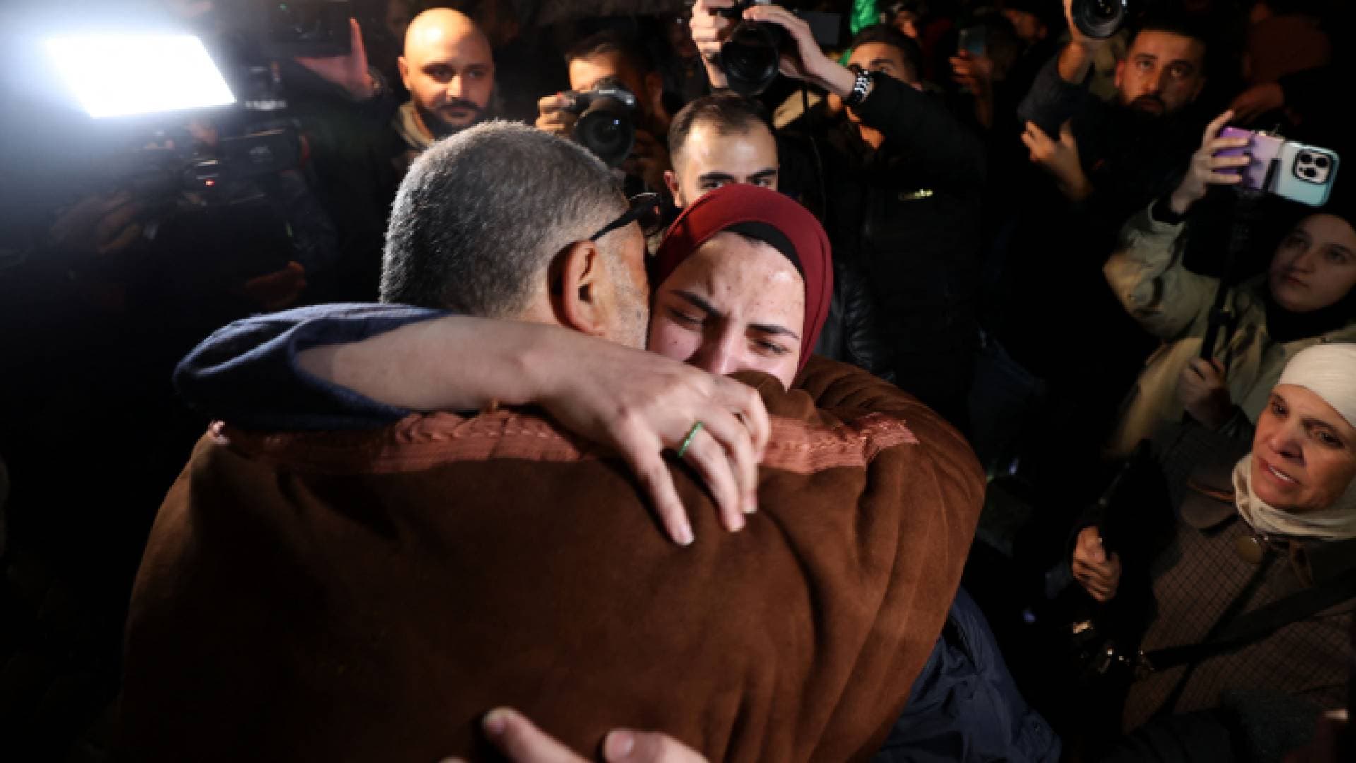 إعلام عبري: جهود للتوصل إلى صفقة جديدة من "تبادل الأسرى"