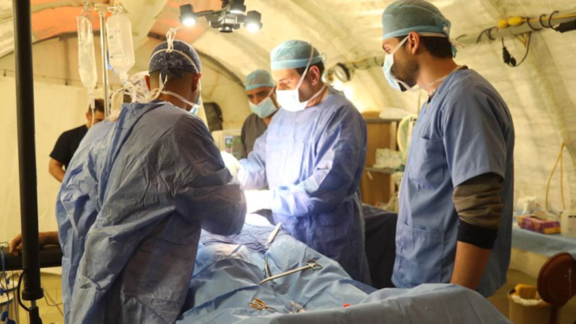 بالصور.. عمليات جراحية معقدة يجريها المستشفى الميداني الأردني الخاص/٢ بغزة