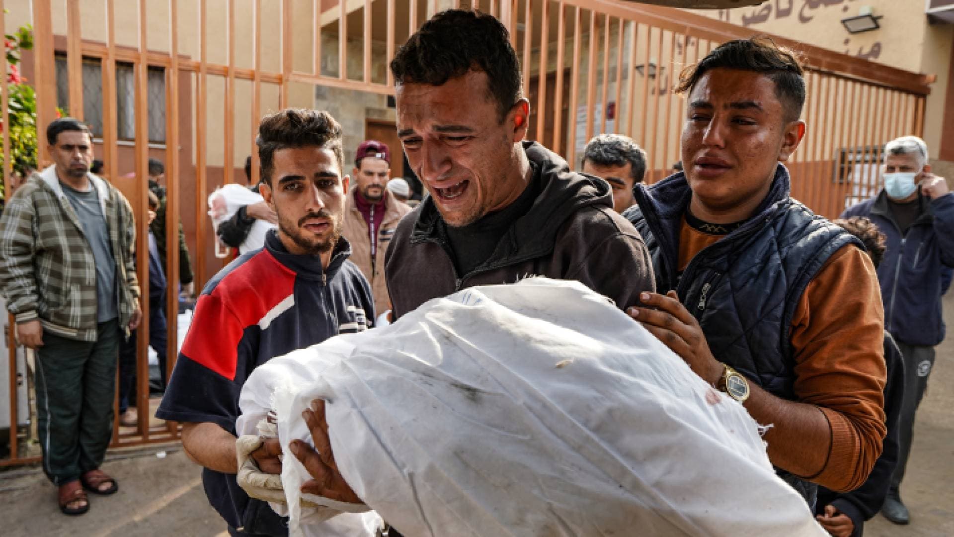 الاحتلال يستهدف محيط مستشفى ناصر ومراكز إيواء في خانيونس جنوبي غزة