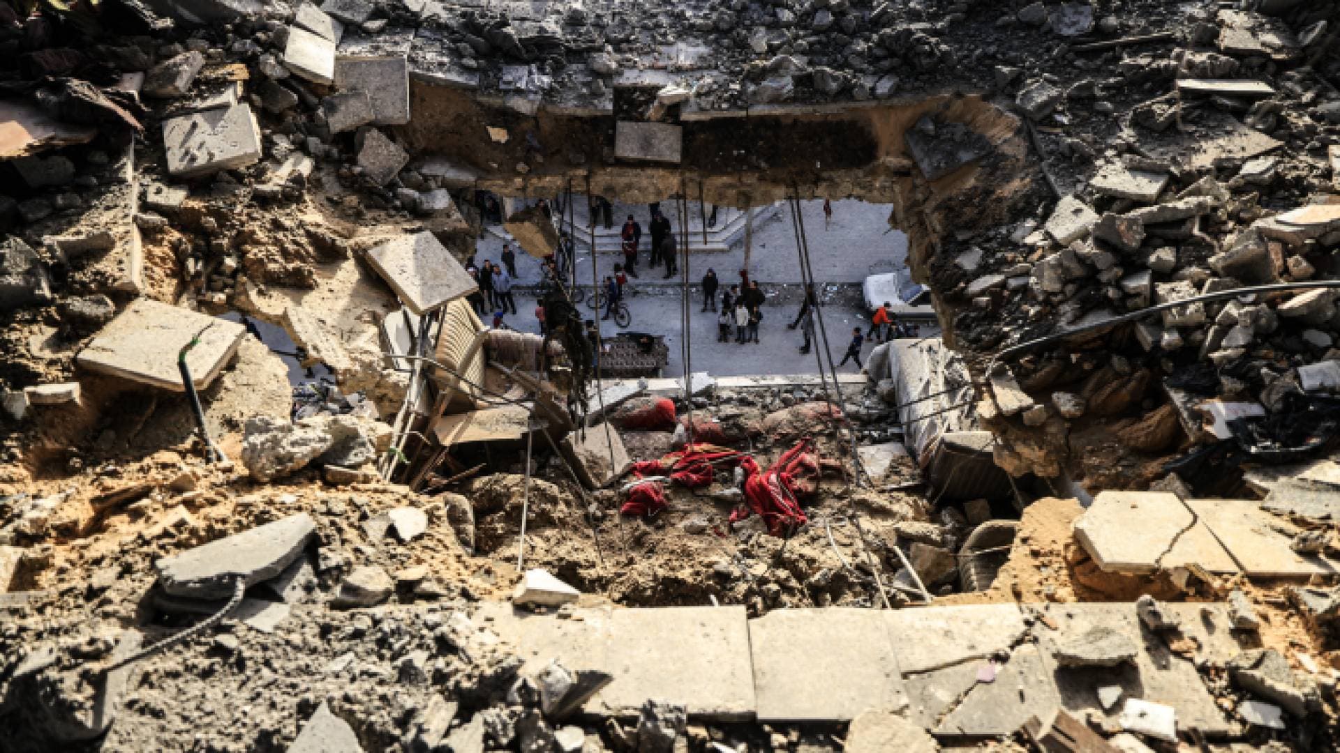 العفو الدولية تحذر من تحول غزة إلى مقبرة عملاقة