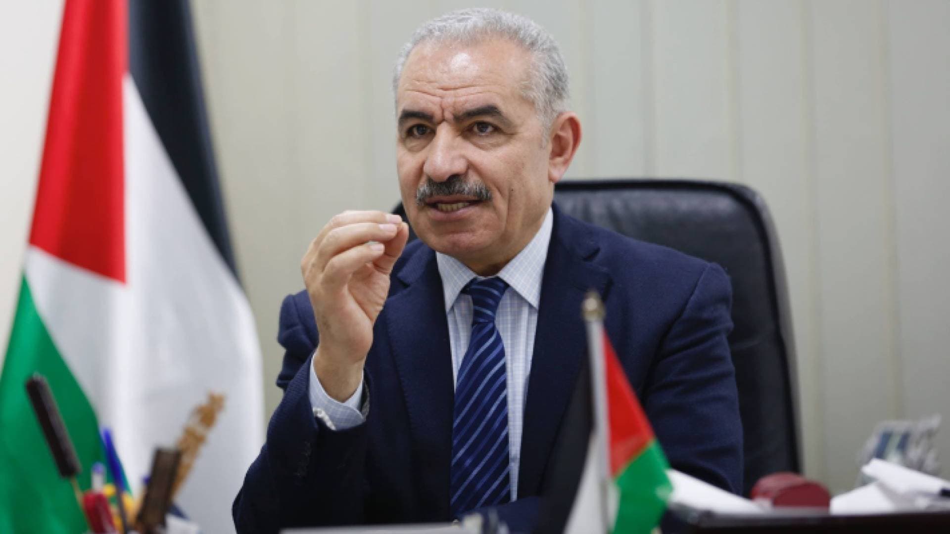 اشتية: على العالم أن يبدأ بالتفكير في فرض عقوبات على تل أبيب