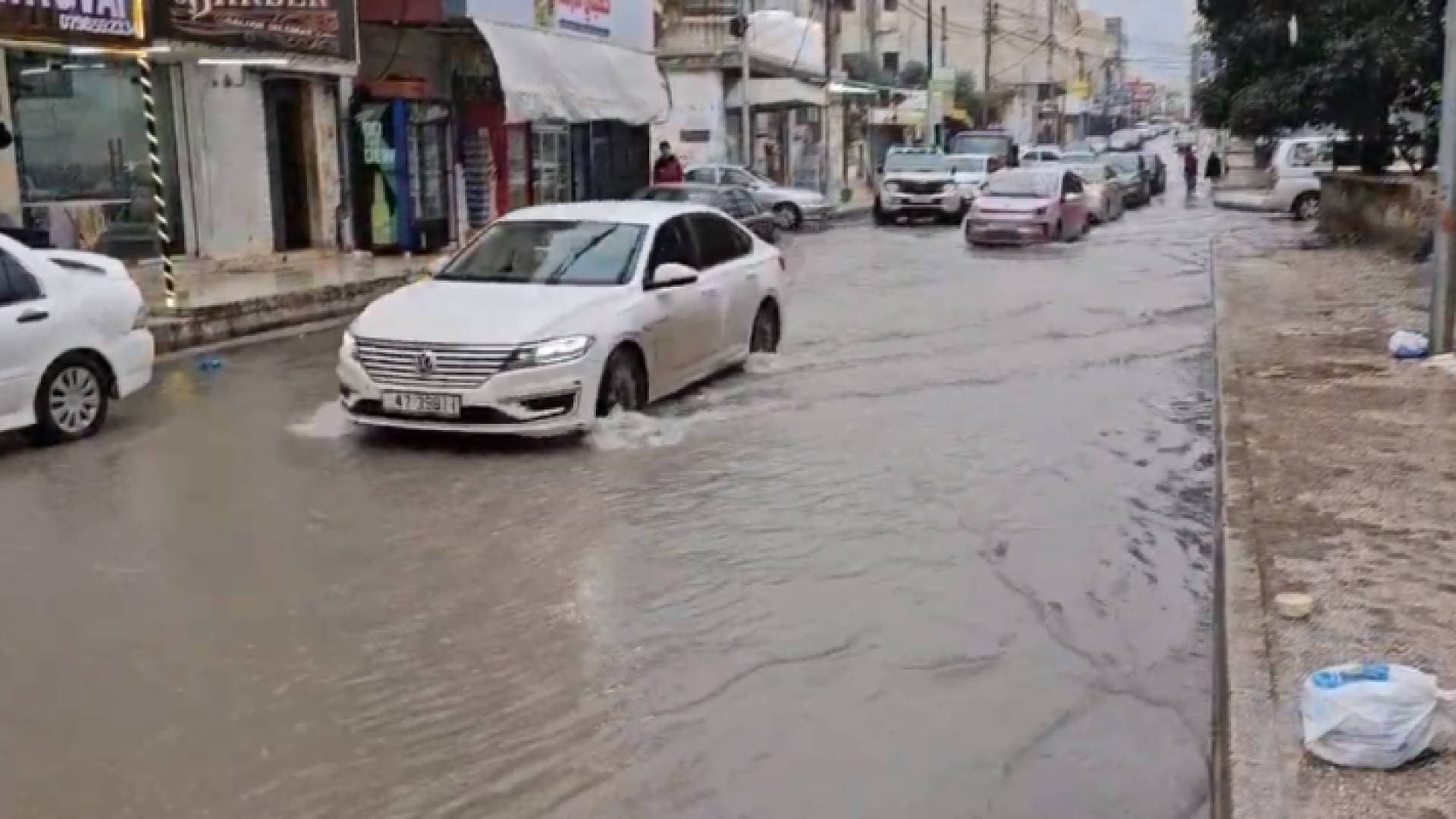 مراسل "رؤيا": إغلاق طريق بشرى حوارة في إربد بسبب ارتفاع منسوب المياه - فيديو