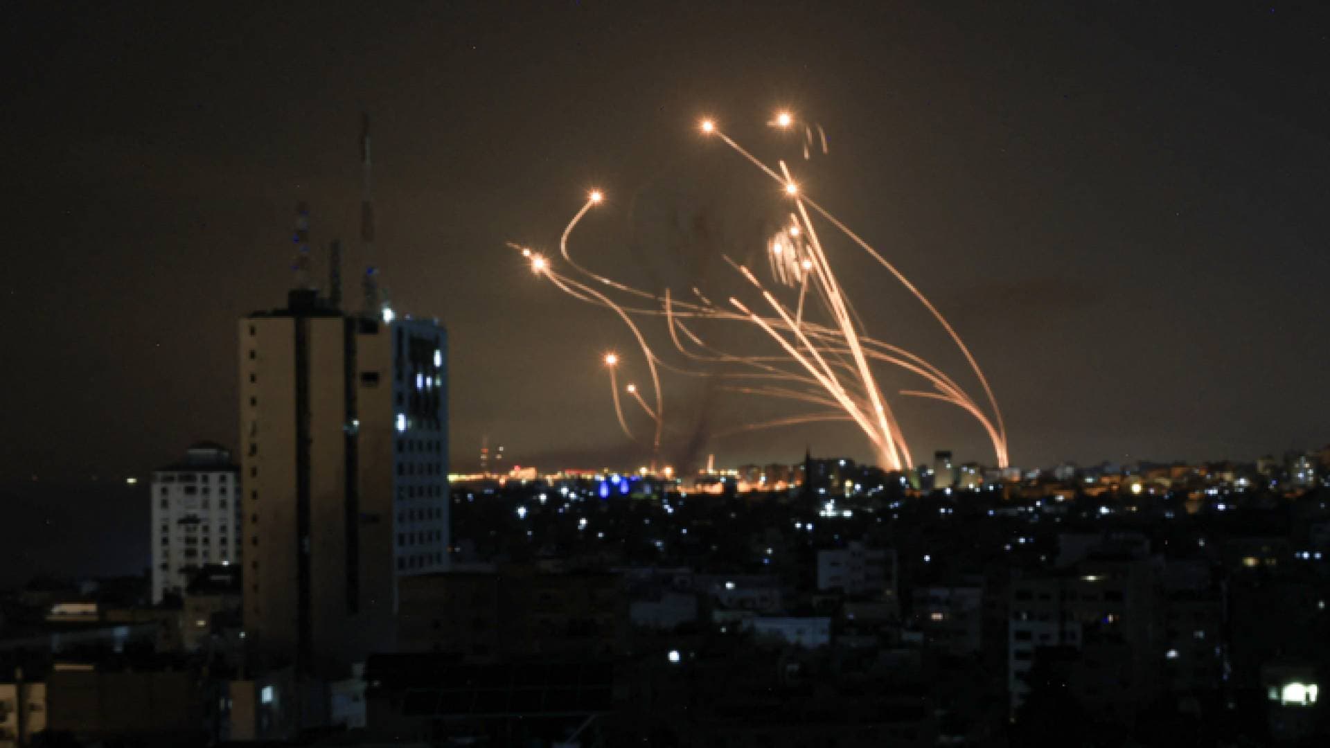 المقاومة الفلسطينية تقصف تل أبيب