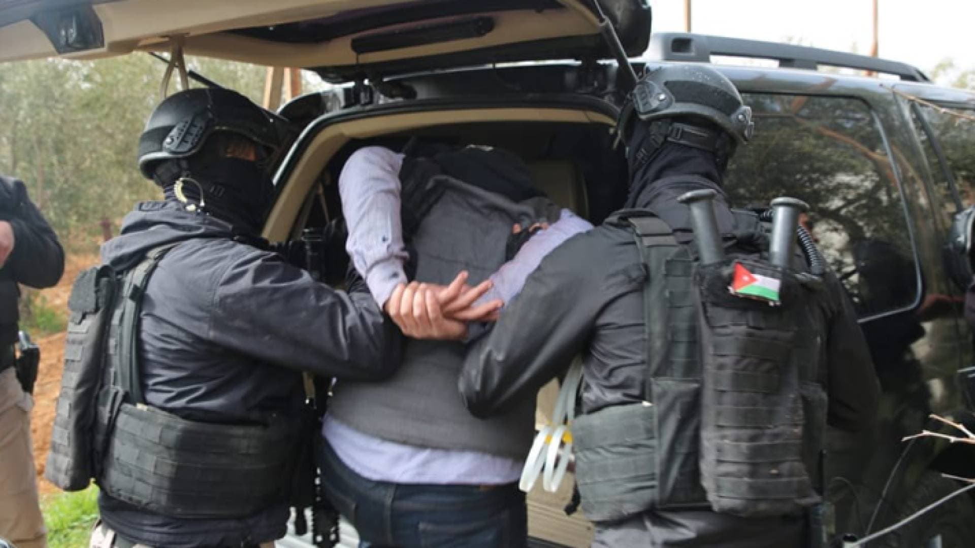 الأمن: القبض على مطلوب مرتبط بعصابات إقليمية للاتجار بالمخدرات وتهريبها - صورة