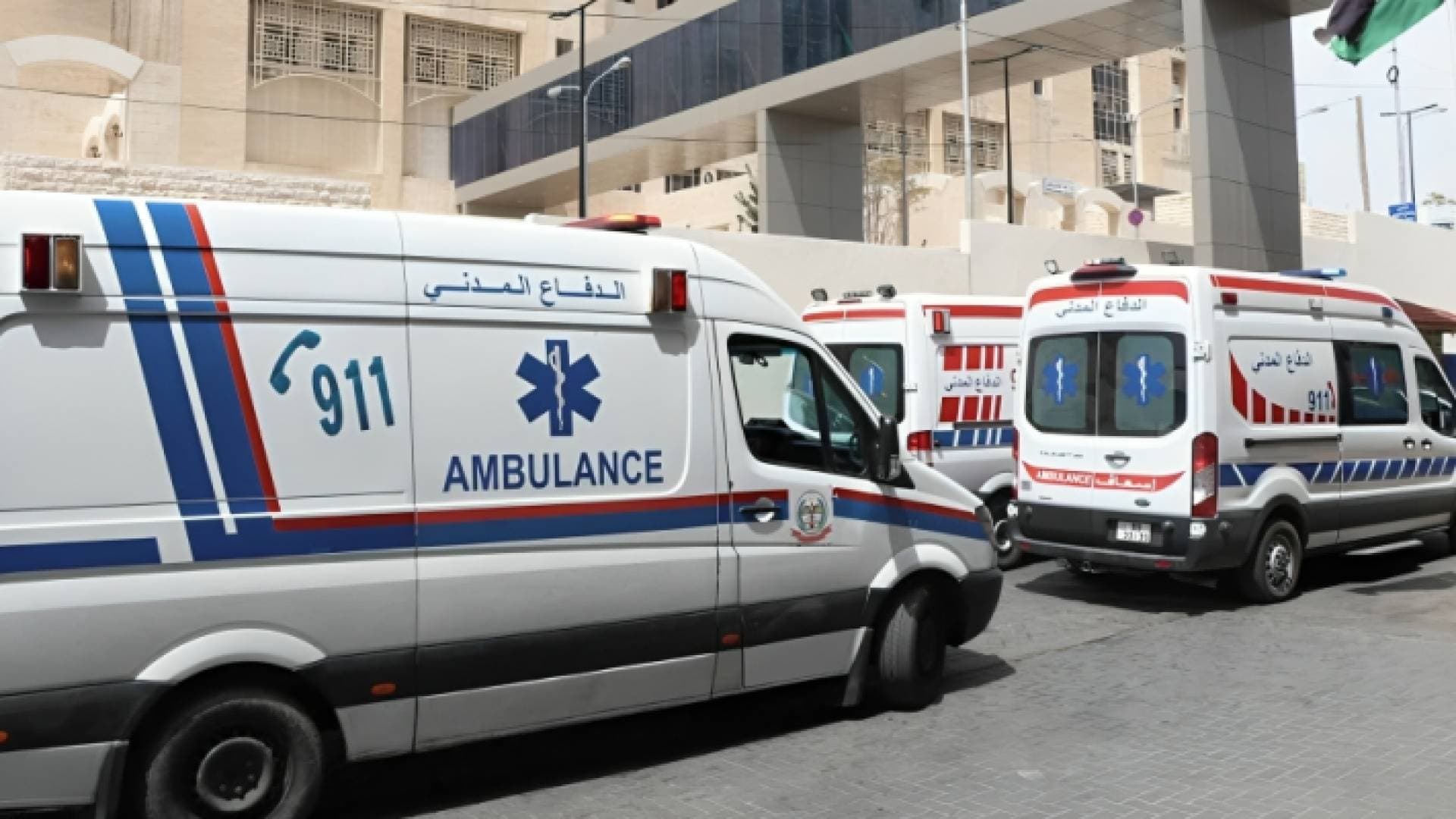 ٦ إصابات بحادث تدهور شاحنة واصطدامها بمركبتين على طريق العدسية