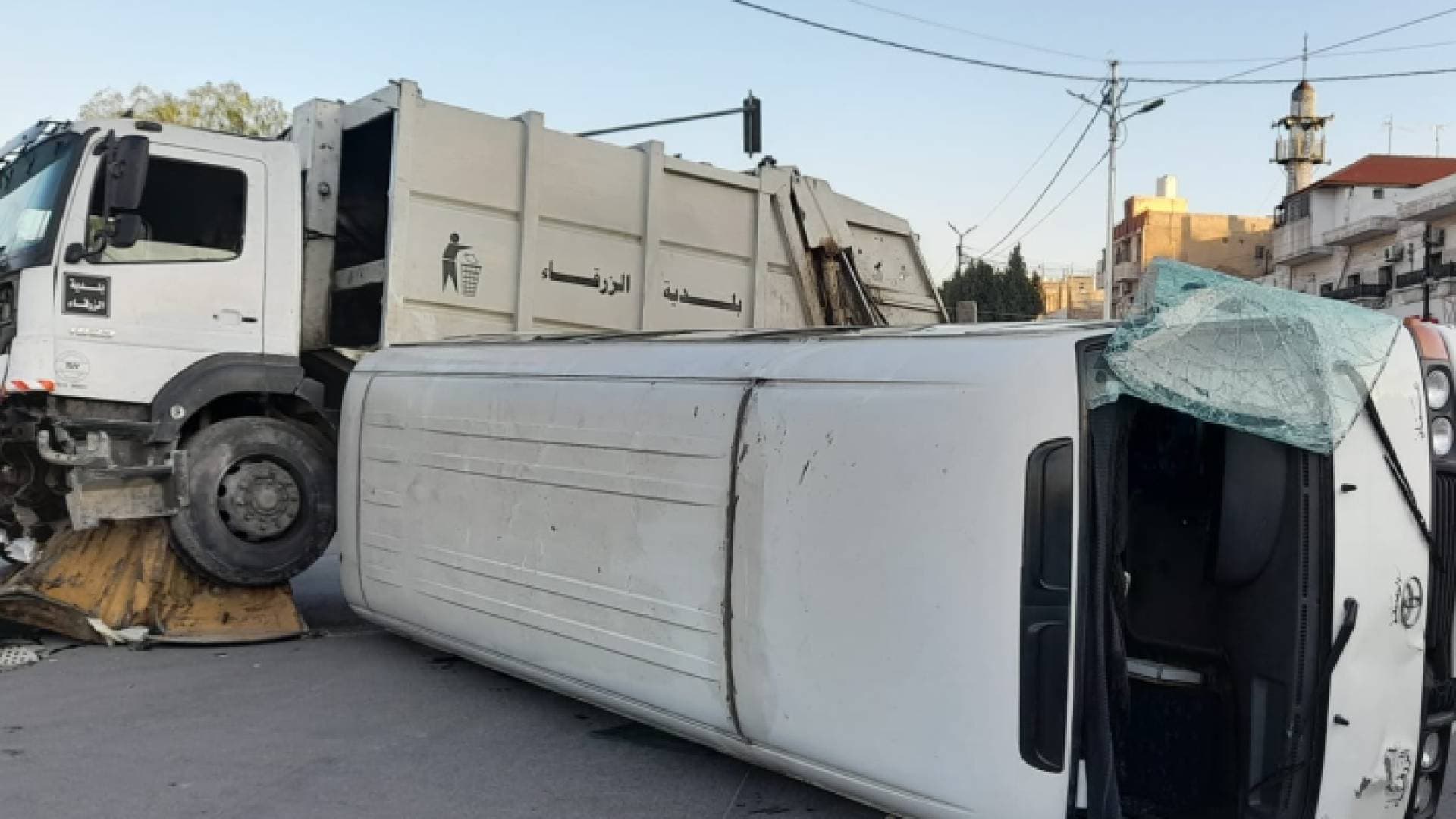 مراسل رؤيا: إصابات بحادث مروع بين عدة مركبات في الزرقاء - صور وفيديو