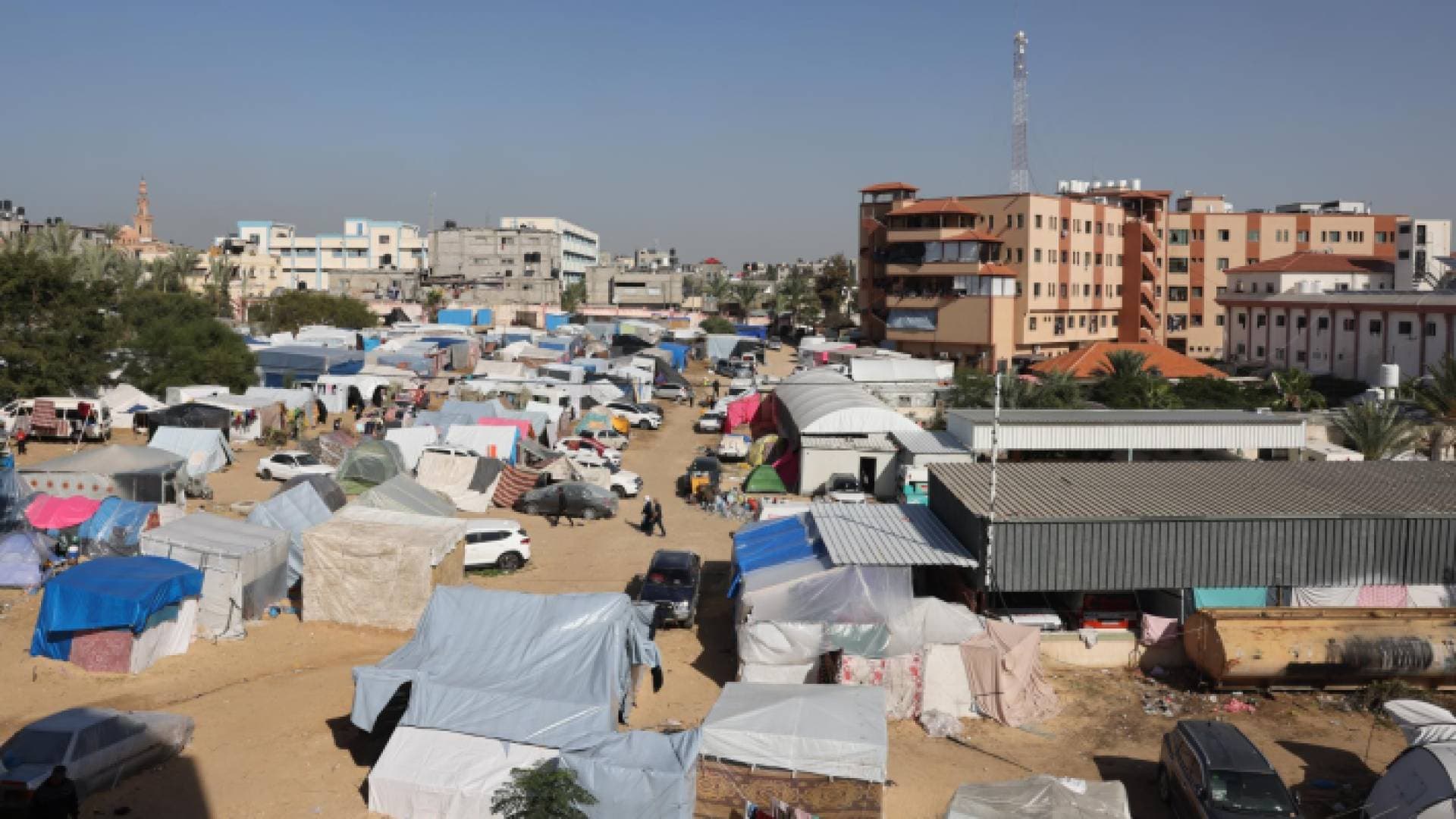 جيش الاحتلال يشن قصفا كثيفا في محيط مستشفى ناصر في غزة