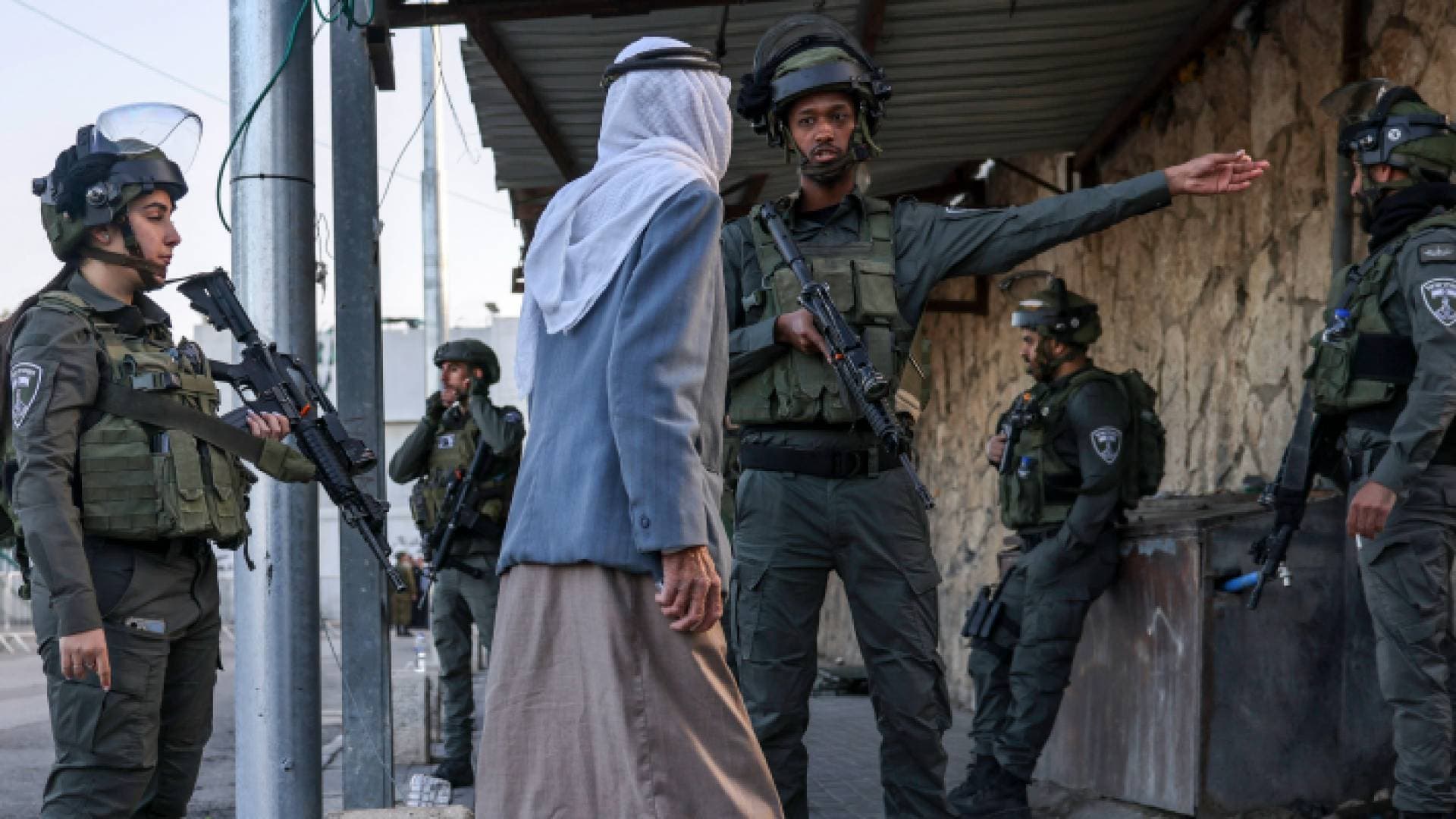 قوات الاحتلال تمنع آلاف الفلسطينيين من دخول الأقصى - فيديو وصور