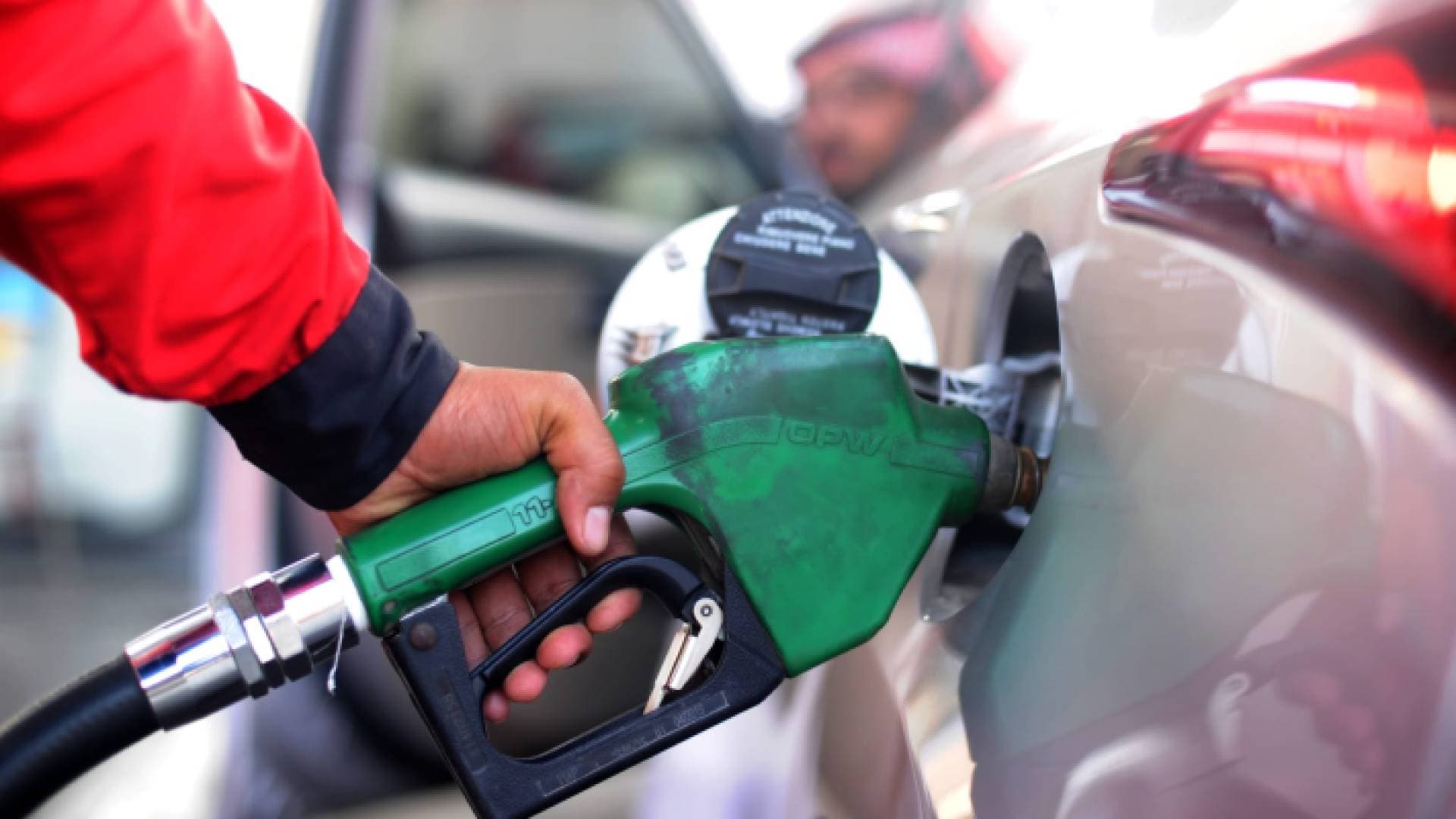 الحكومة: انخفاض أسعار المحروقات عالميا