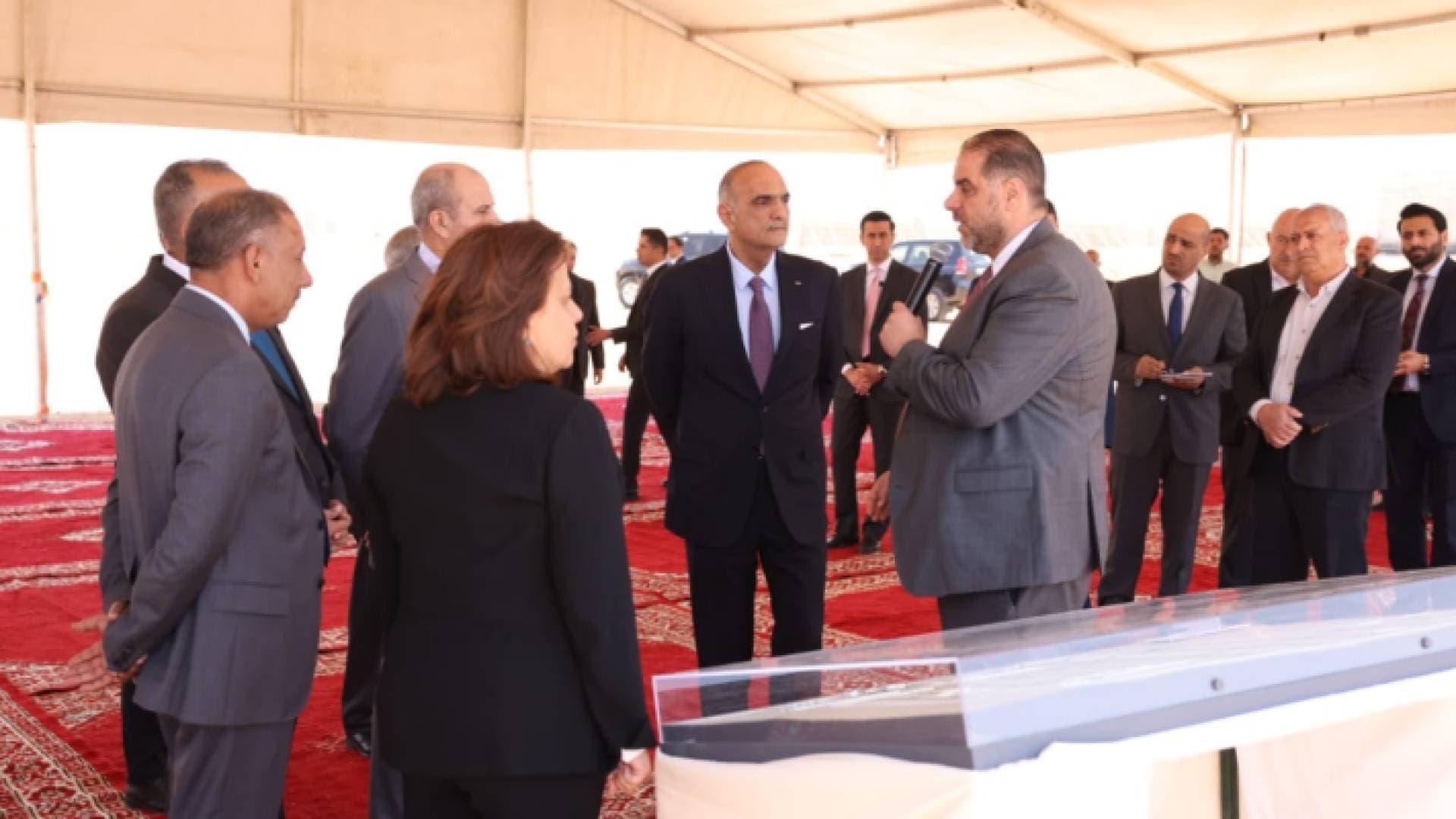 سيوفر ٢١ ألف فرصة عمل.. الخصاونة يضع حجر الأساس لمشروع مدينة الزرقاء الصناعية - فيديو