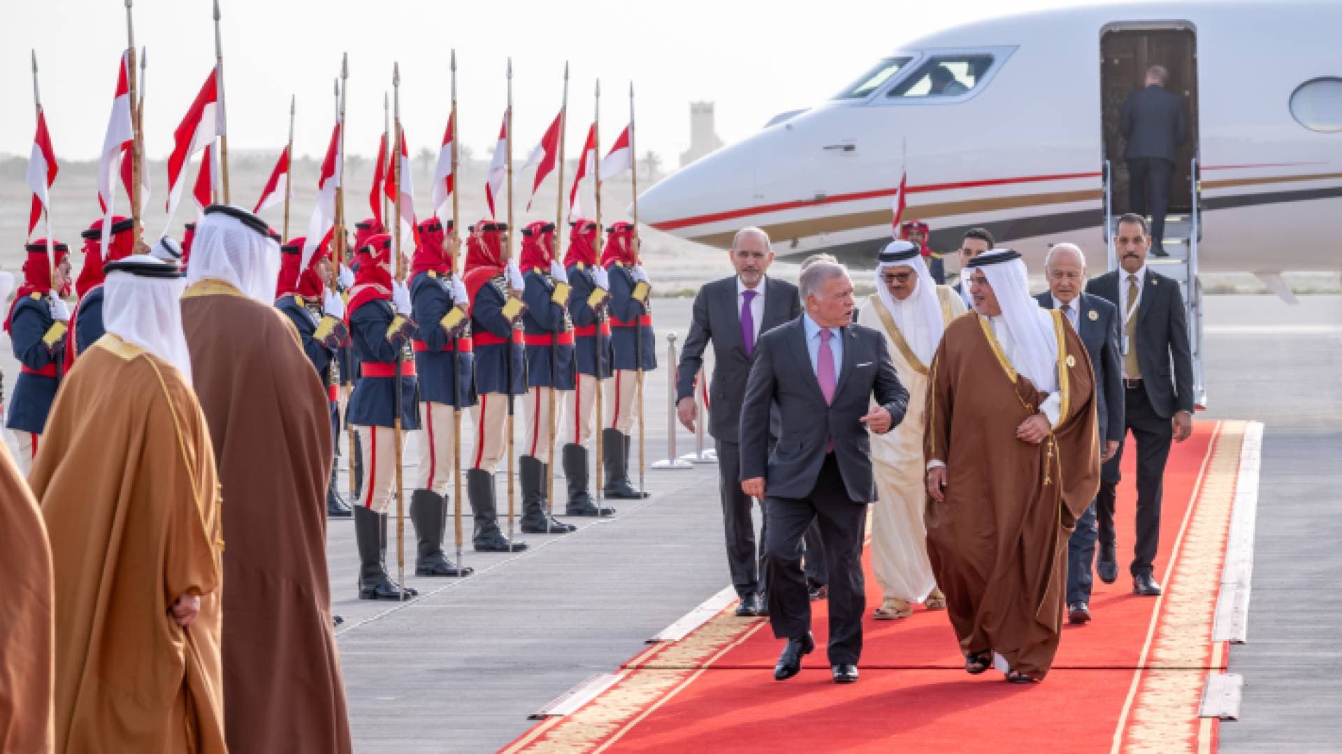 الملك يصل البحرين لترؤس الوفد الأردني المشارك في القمة العربية - فيديو