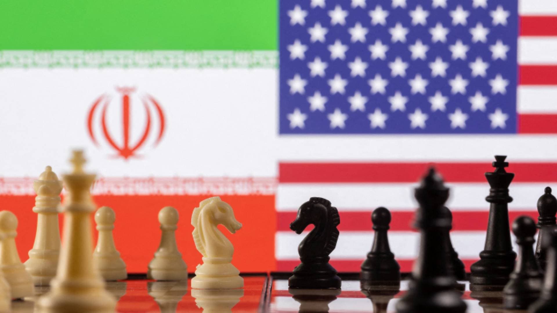 أكسيوس يكشف تفاصيل مباحثات سرية جرت بين أمريكا وإيران في عمان