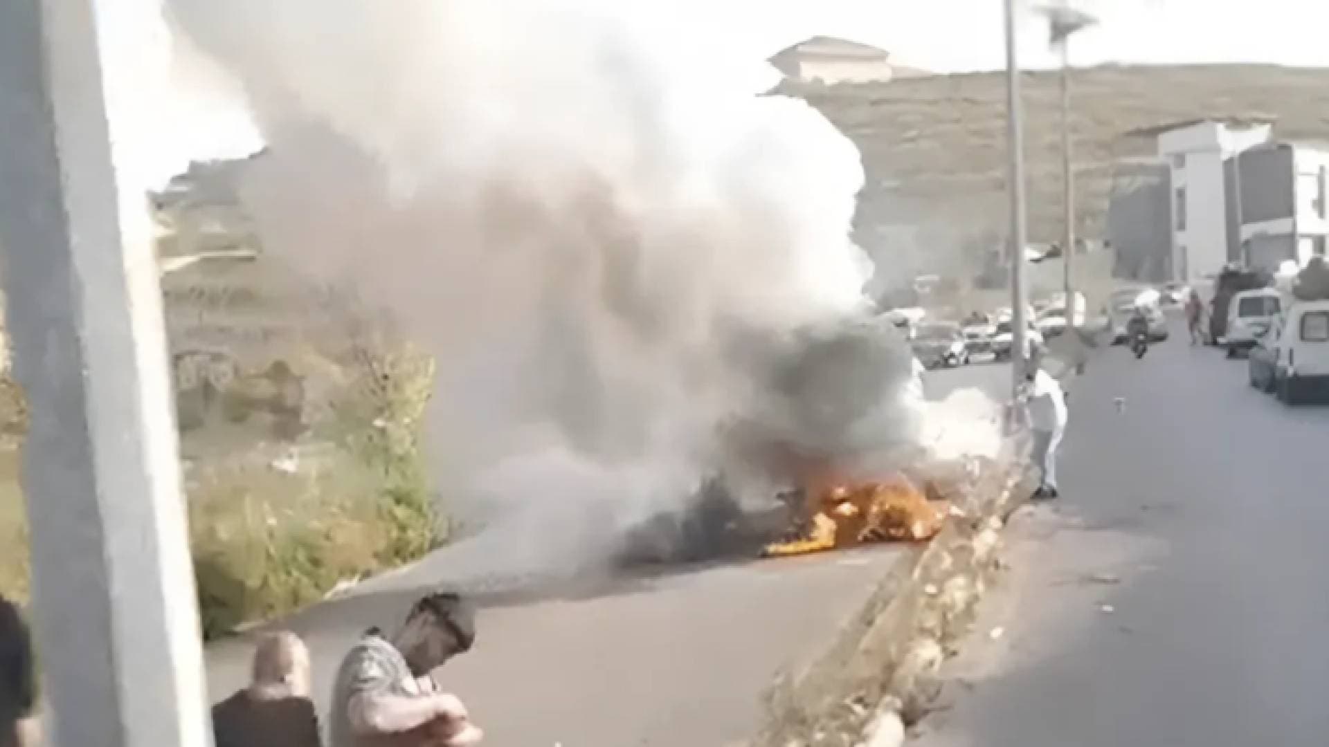 شهيد وإصابة ٣ طلاب باستهداف سيارة على طريق كفردجال جنوب لبنان