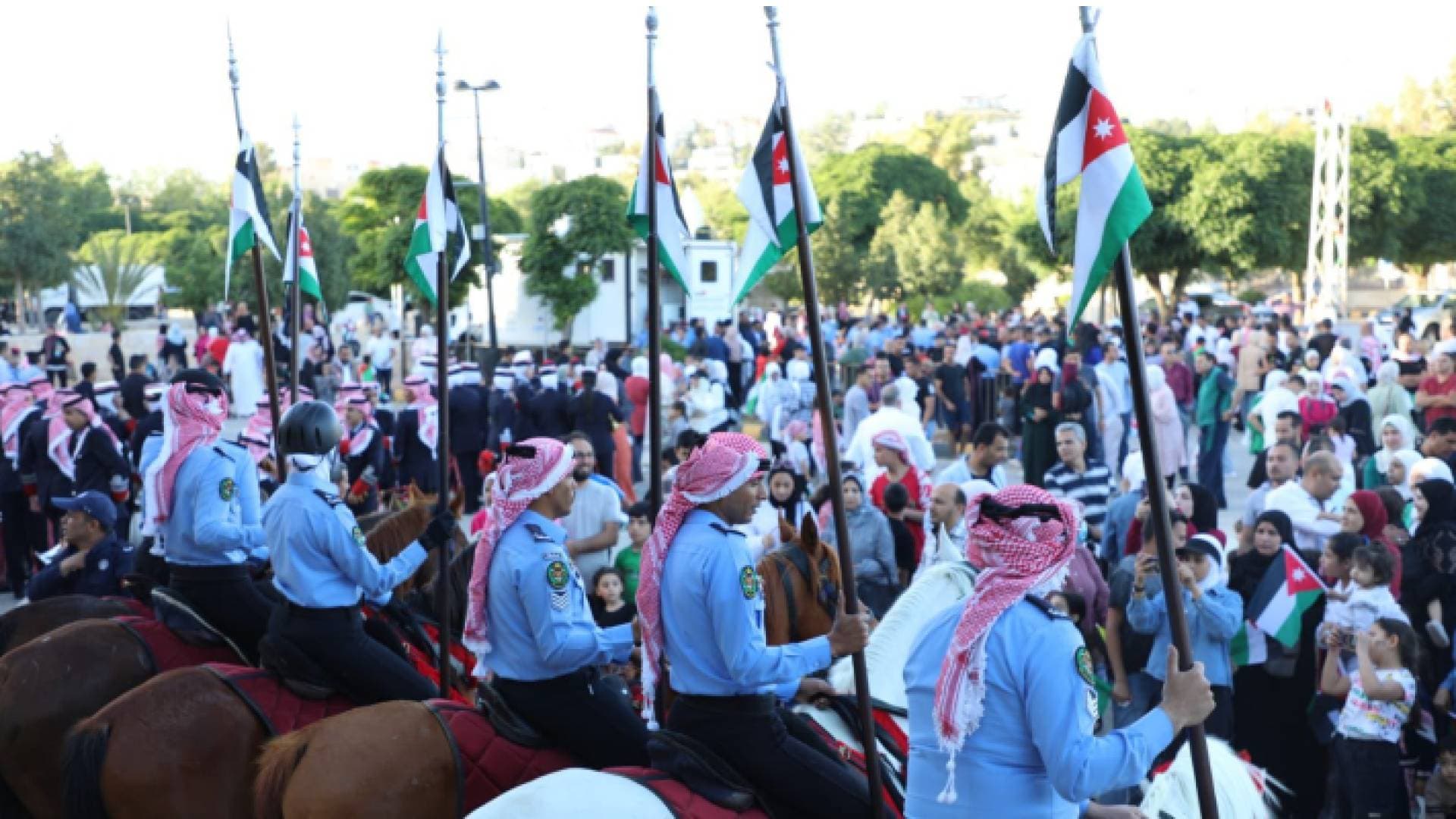 بالصور.. موسيقات الأمن العام وآلاف المواطنين يرسمون أجمل اللوحات بمناسبة الاستقلال