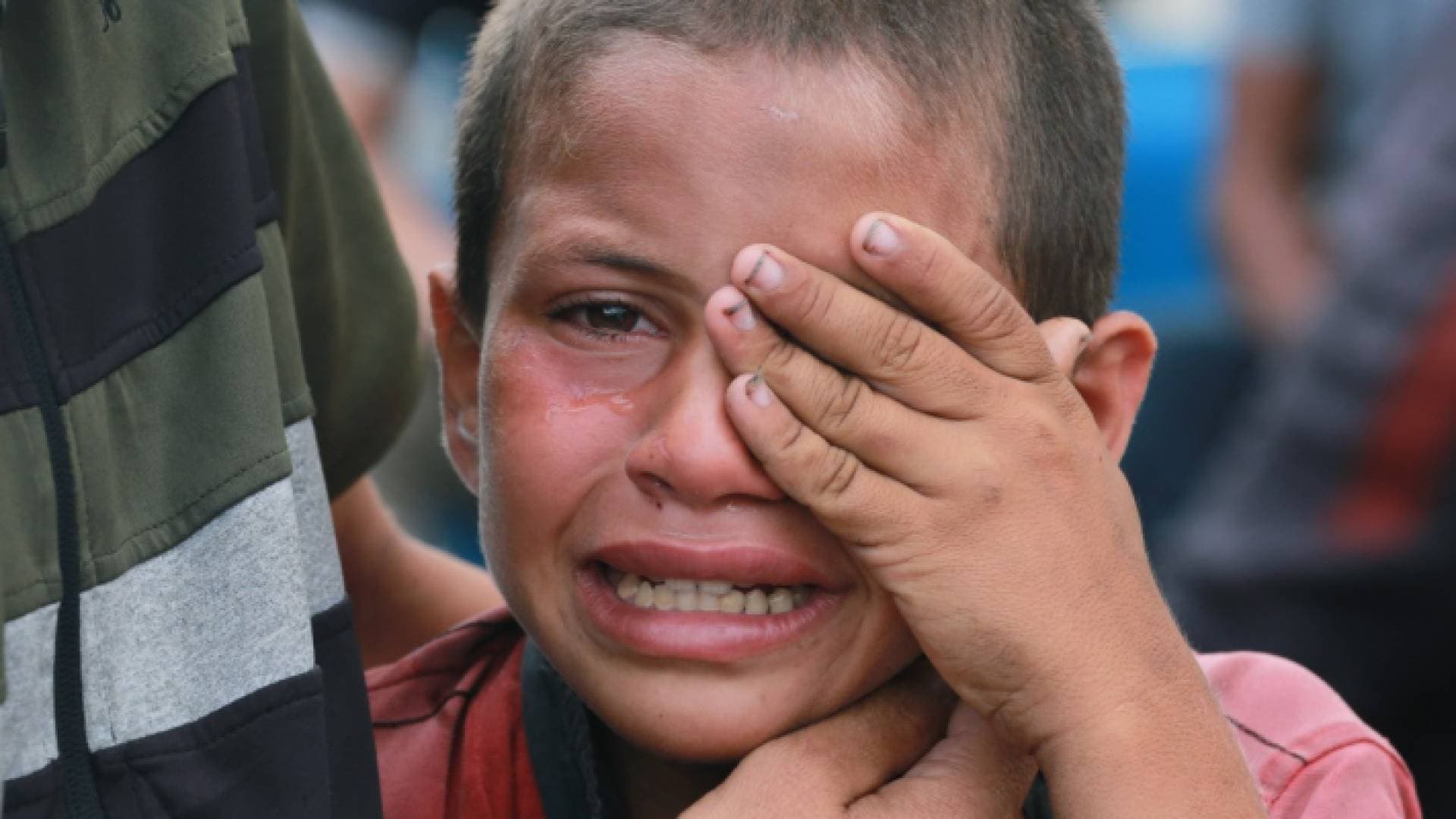 في غزة يتوضأ الأطفال بالدموع.. من أجل صلاة الثأر والتحرير