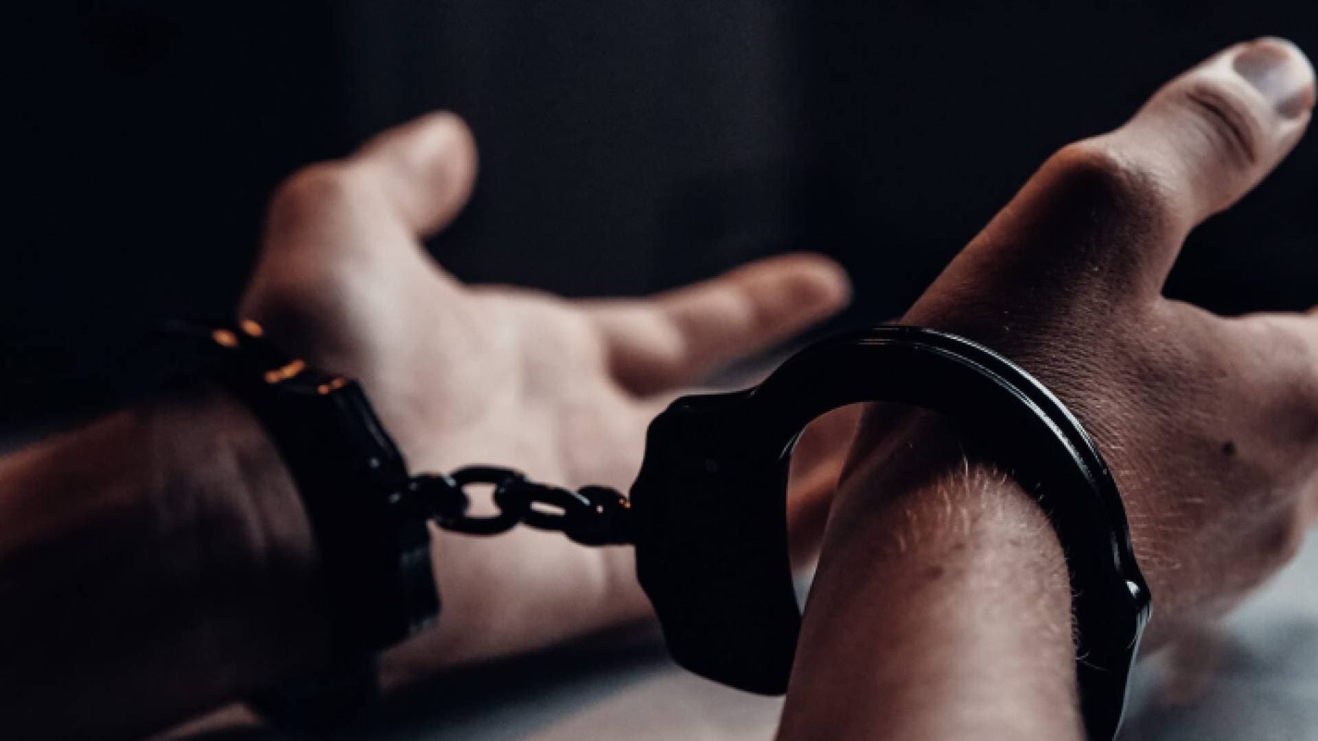 بعد اختلاسهم أكثر من مليوني دينار.. توقيف ٣ موظفين سابقين