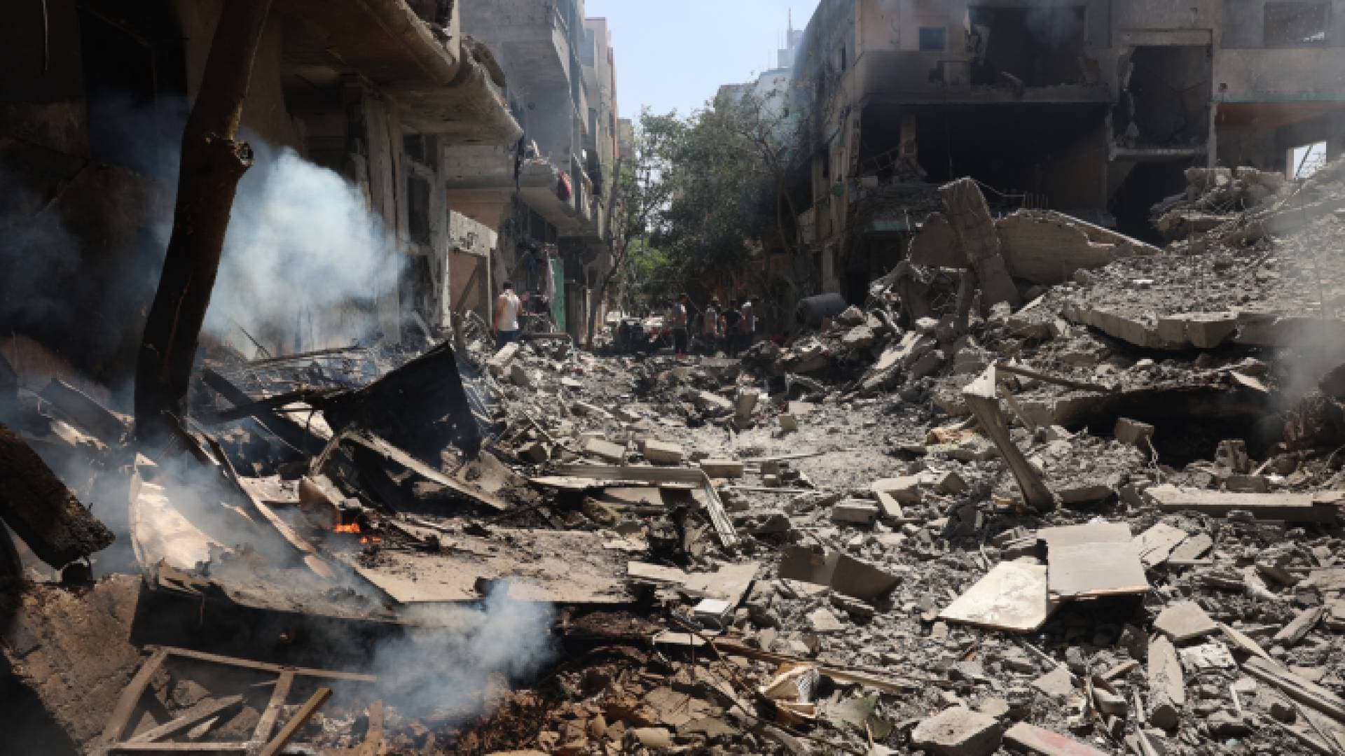 القسام تعلن مقتل ٣ محتجزين خلال عدوان الاحتلال على مخيم النصيرات بغزة