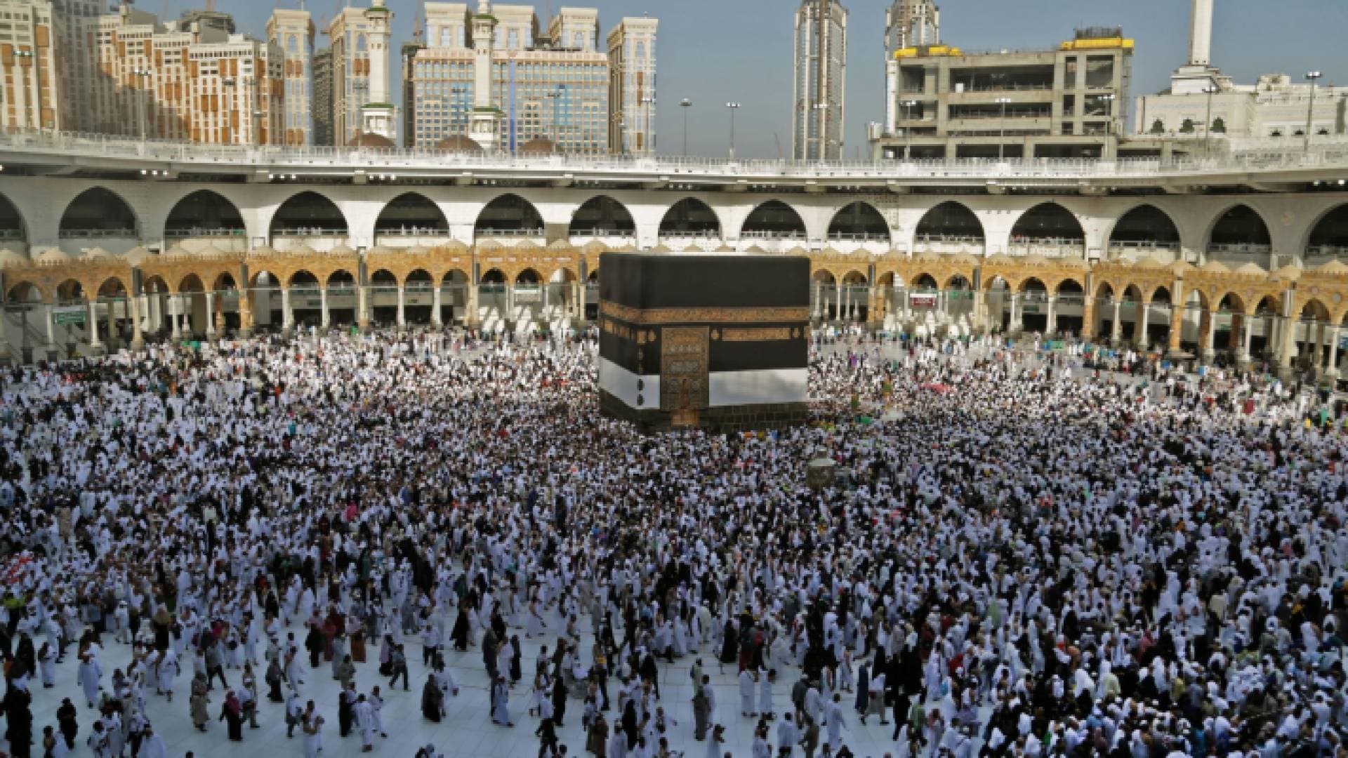 الحجاج "المخالفون".. مغامرة بلا تصريح والسماسرة يحصدون ملايين الدنانير (تقرير)