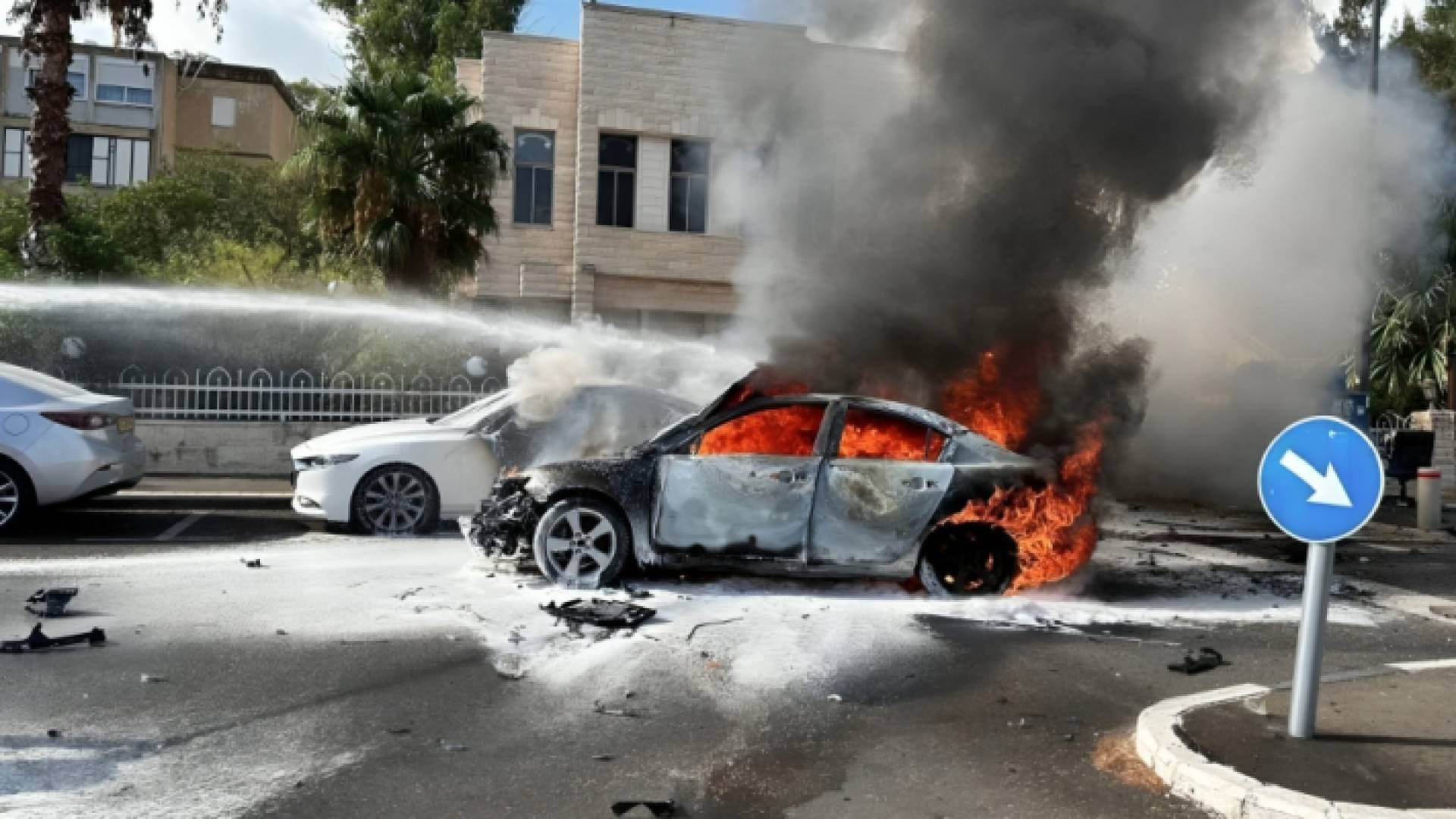 إعلام عبري: إصابة شخصين بانفجار سيارة في تل أبيب