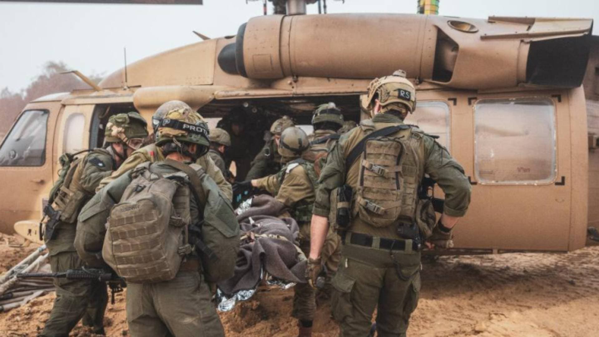 مسؤول في تل أبيب: شدة انفجار ناقلة الجند في رفح جعلت التعرف على جثث الجنود أمرا صعبا
