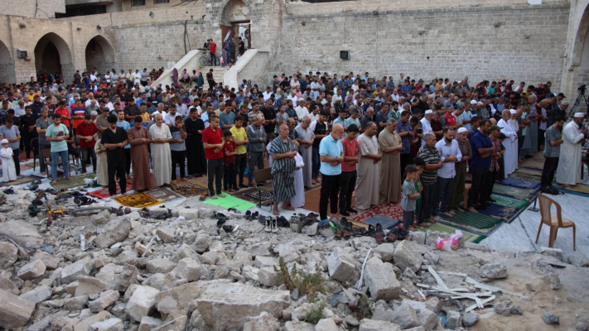 الفاتحة على أرواح الشهداء.. فلسطينيون يؤدون صلاة الأضحى وسط الركام بغزة- فيديو وصور