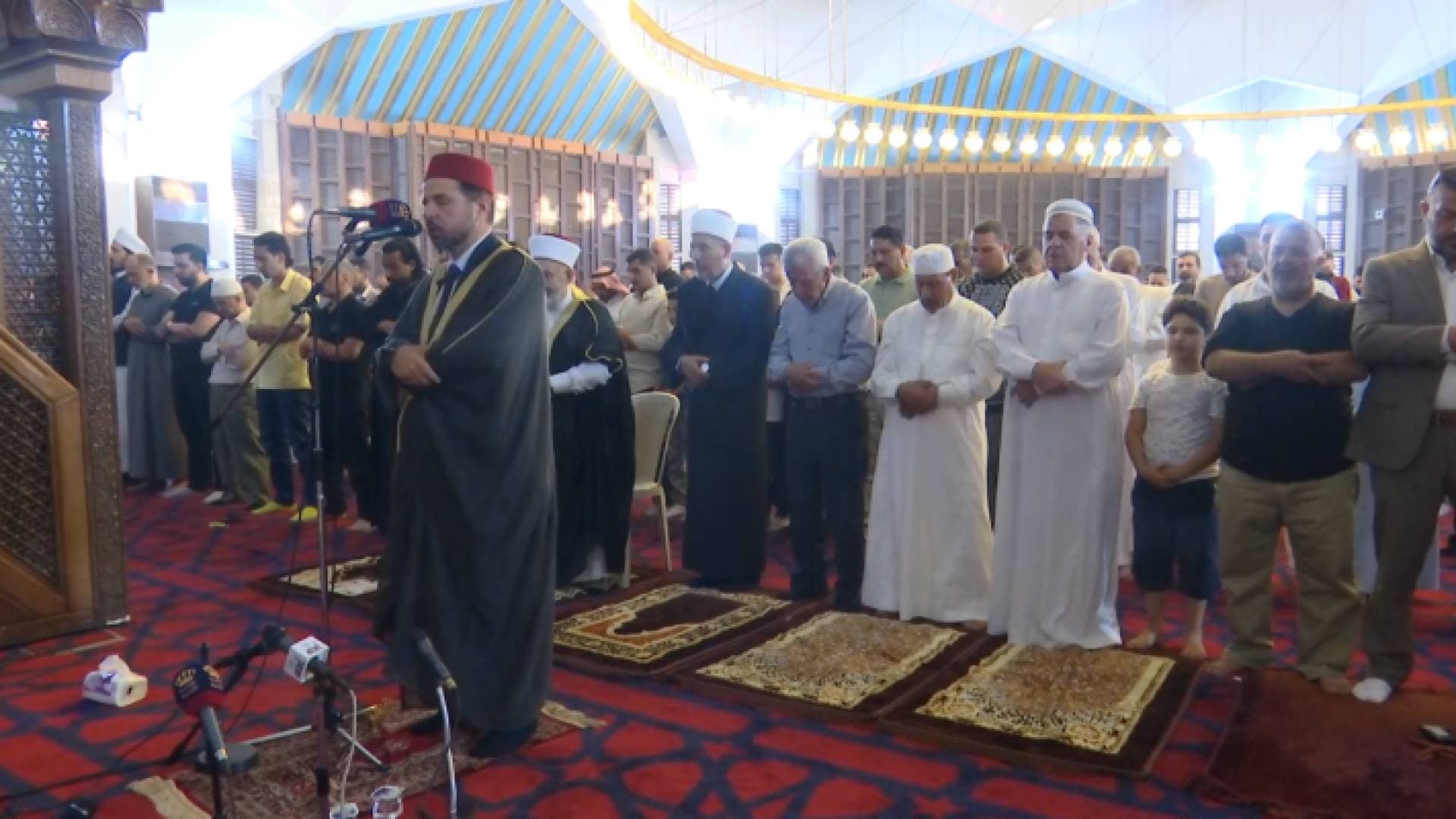 الأردنيون يؤدون صلاة عيد الأضحى المبارك - فيديو وصور