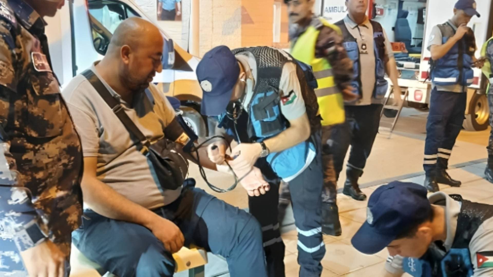 الدفاع المدني يعزز مركز حدود العمري بكوادر وحافلات إسعافية لاستقبال الحجاج