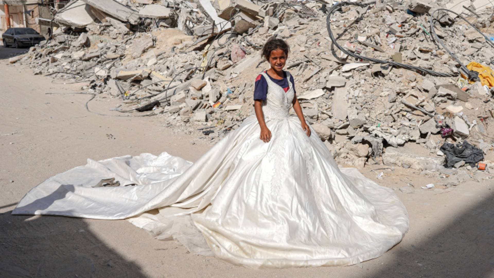 فستان زفاف يحمل أمل طفلة فلسطينية وسط الدمار في خان يونس - صور