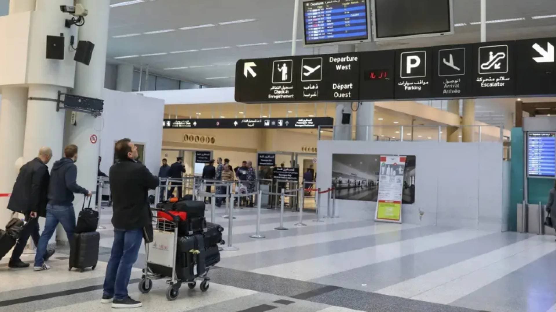 حكومة لبنان تفند مزاعم صحيفة التلغراف البريطانية بشأن مطار بيروت وتتوعد بمحاسبتها
