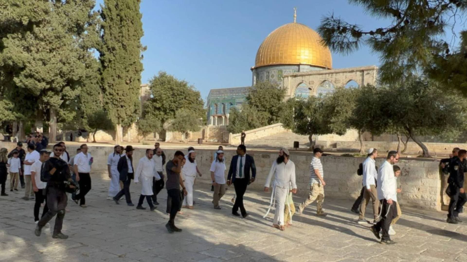 مستوطنون متطرفون يقتحمون باحات المسجد الأقصى