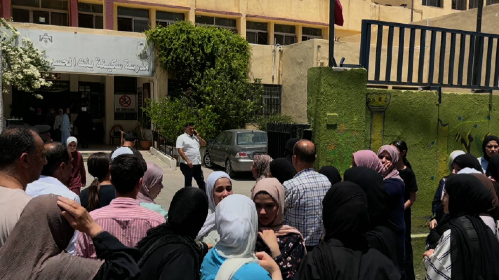 بالبكاء والصراخ.. هكذا عبر طلبة "التوجيهي" العلمي عن رأيهم بامتحان الرياضيات - فيديو