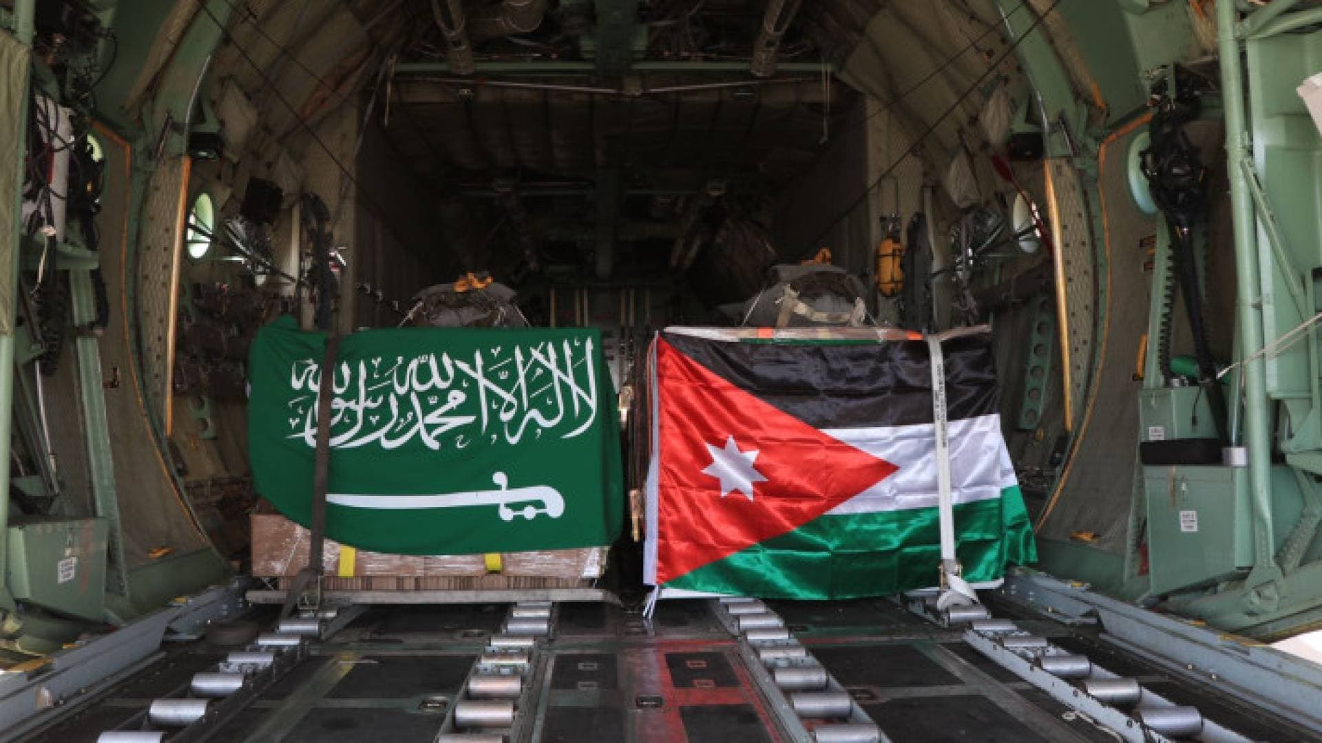 الجيش العربي ينفذ 3 انزالات جوية لمساعدات على جنوب قطاع غزة
