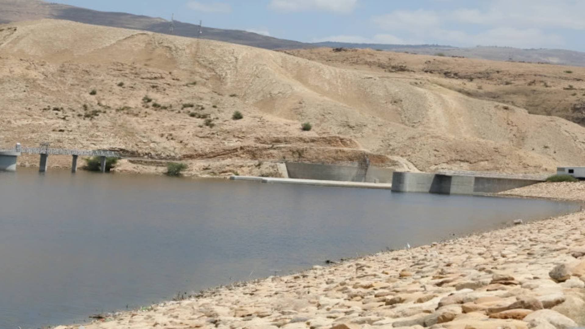 وزير المياه يقر بأزمة الفاقد المائي.. آبار مخالفة تبيع المياه وتأخذ دور الدولة - تقرير