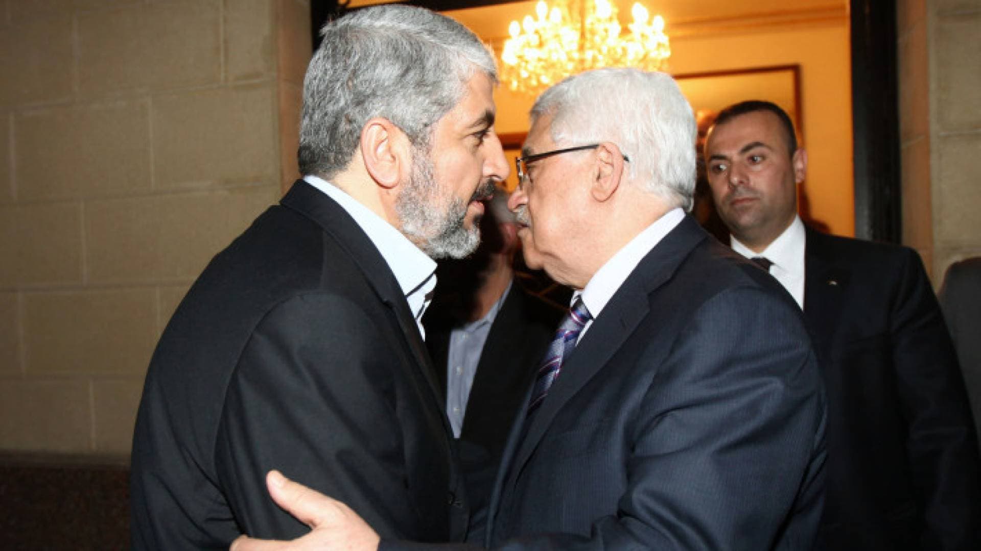 عباس يهاتف خالد مشعل معزيا باغتيال إسماعيل هنية