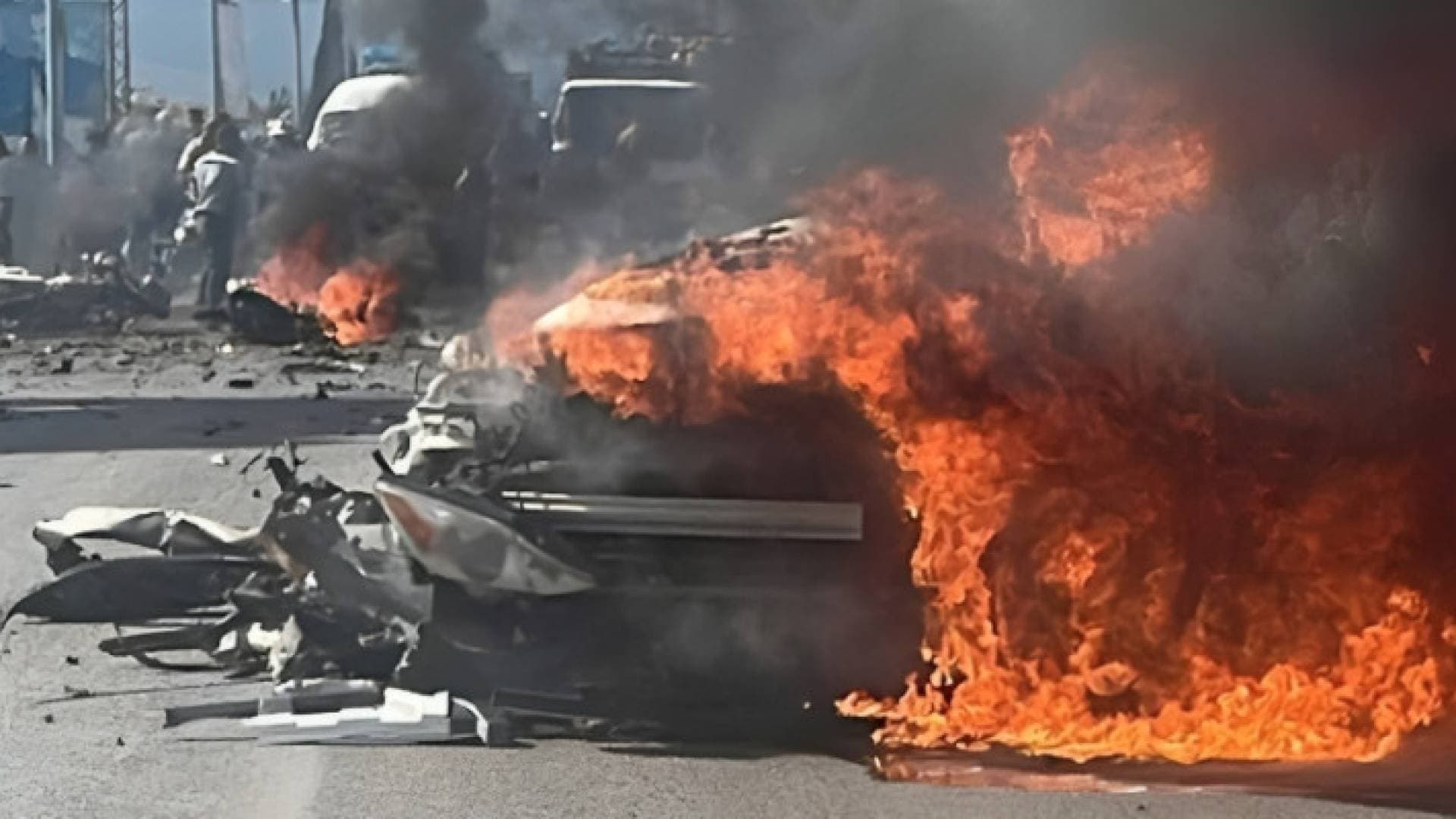 المرصد السوري: مقتل شخص باستهداف سيارة على طريق دمشق بيروت