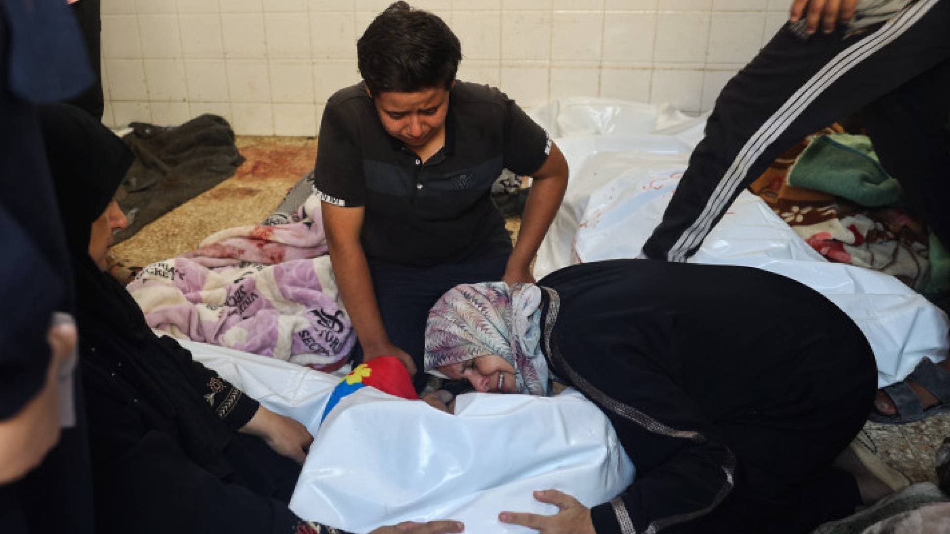 مراسل رؤيا: شهداء وجرحى في قصف مدرسة تؤوي نازحين بمدينة غزة - فيديو