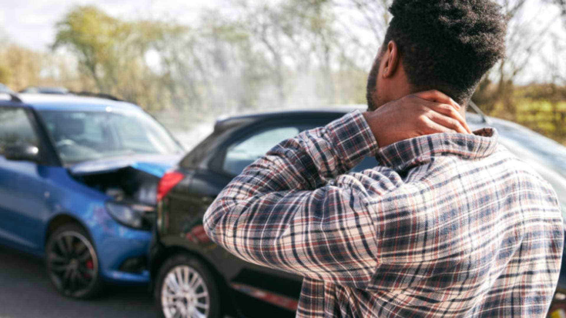 هل يعتبر حادث الطريق خلال الذهاب أو العودة من الوظيفة إصابة عمل؟ خبير يوضح