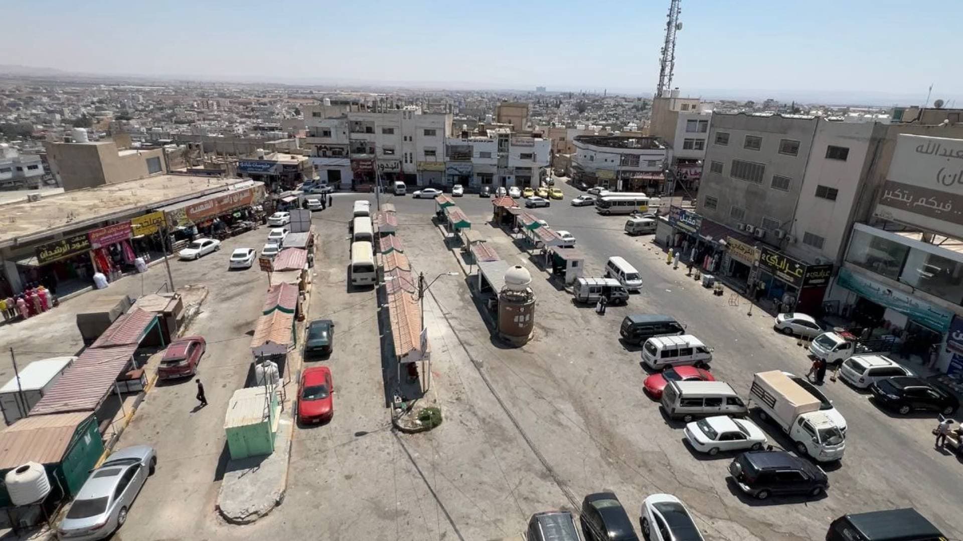 فيديو - مواطنون لـ"رؤيا": أزمة مرورية خانقة وفوضى في مجمع السفريات بالرمثا والبلدية تعلق