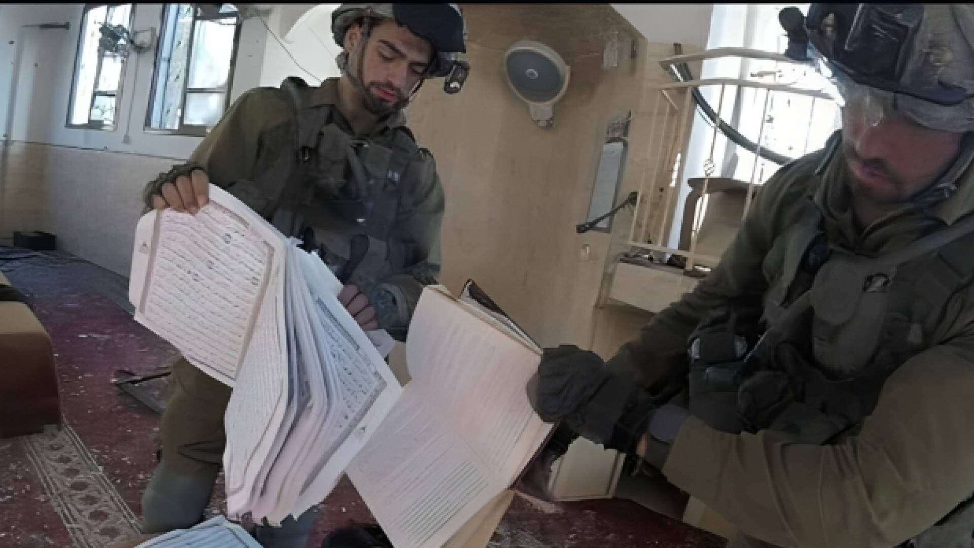 حماس تعلق على قيام جنود من جيش الاحتلال بحرق نسخ من القرآن الكريم - فيديو